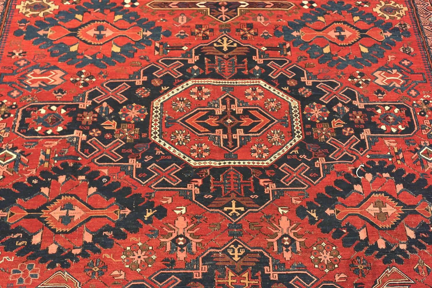 Antiker kaukasischer Soumak-Teppich. Größe: 9 Fuß 2 Zoll x 11 Fuß 4 Zoll (Stammeskunst) im Angebot