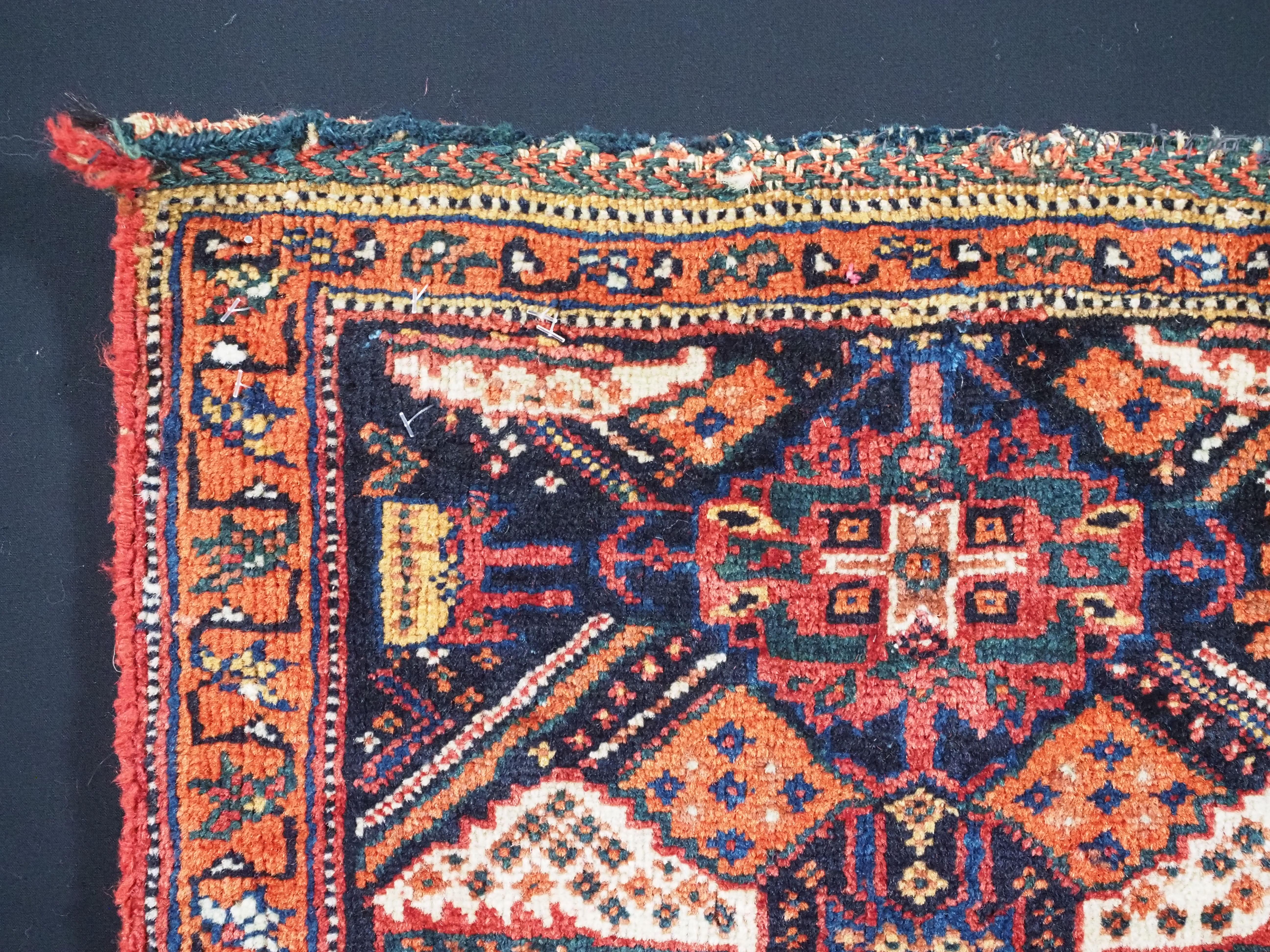 
Größe: 44 x 32 cm (1ft 5in x 1ft 1in). Gesichtsgröße.

Antike Stammes-Chanteh (Kosmetiktasche) mit gewebter Rückseite, vom Afshar-Stamm.

Um 1900.

Eine gute kleine Tribal Chanteh Tasche mit originalen Leinwandbindung zurück. Die Vorderseite der