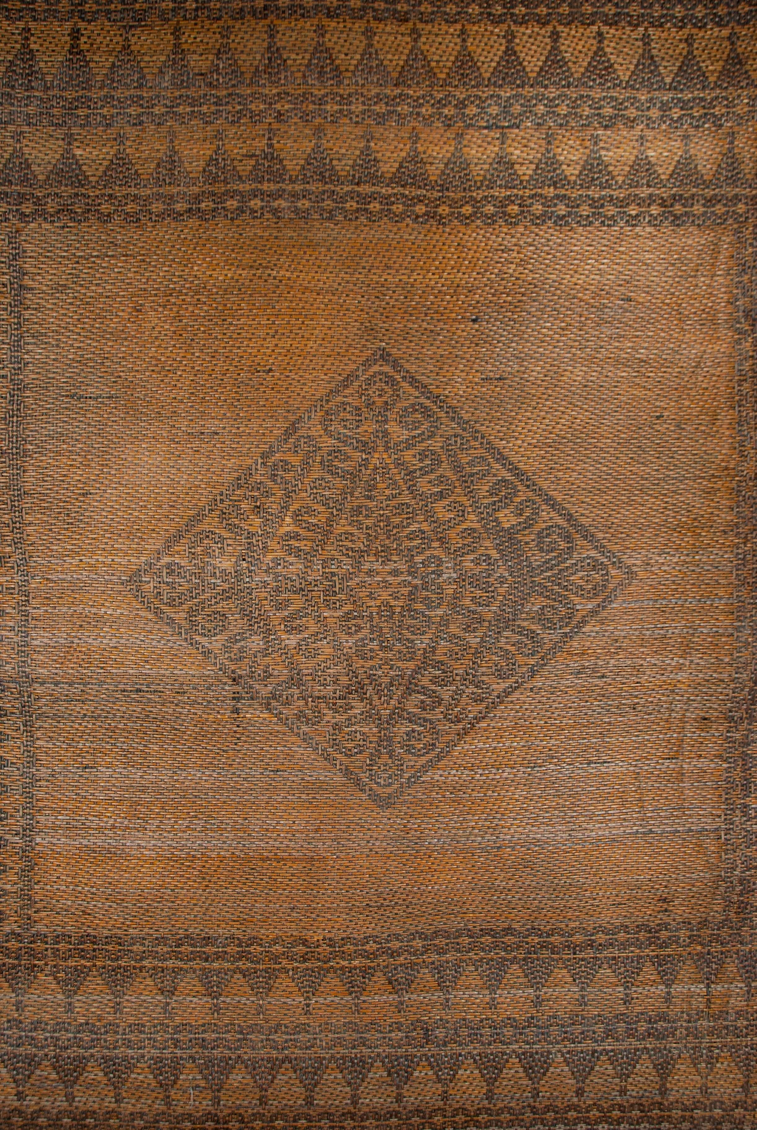 Antique Tribal Dayak Plaited Rattan Longhouse Mat (Tikar), Kalimantan Indonesio en venta