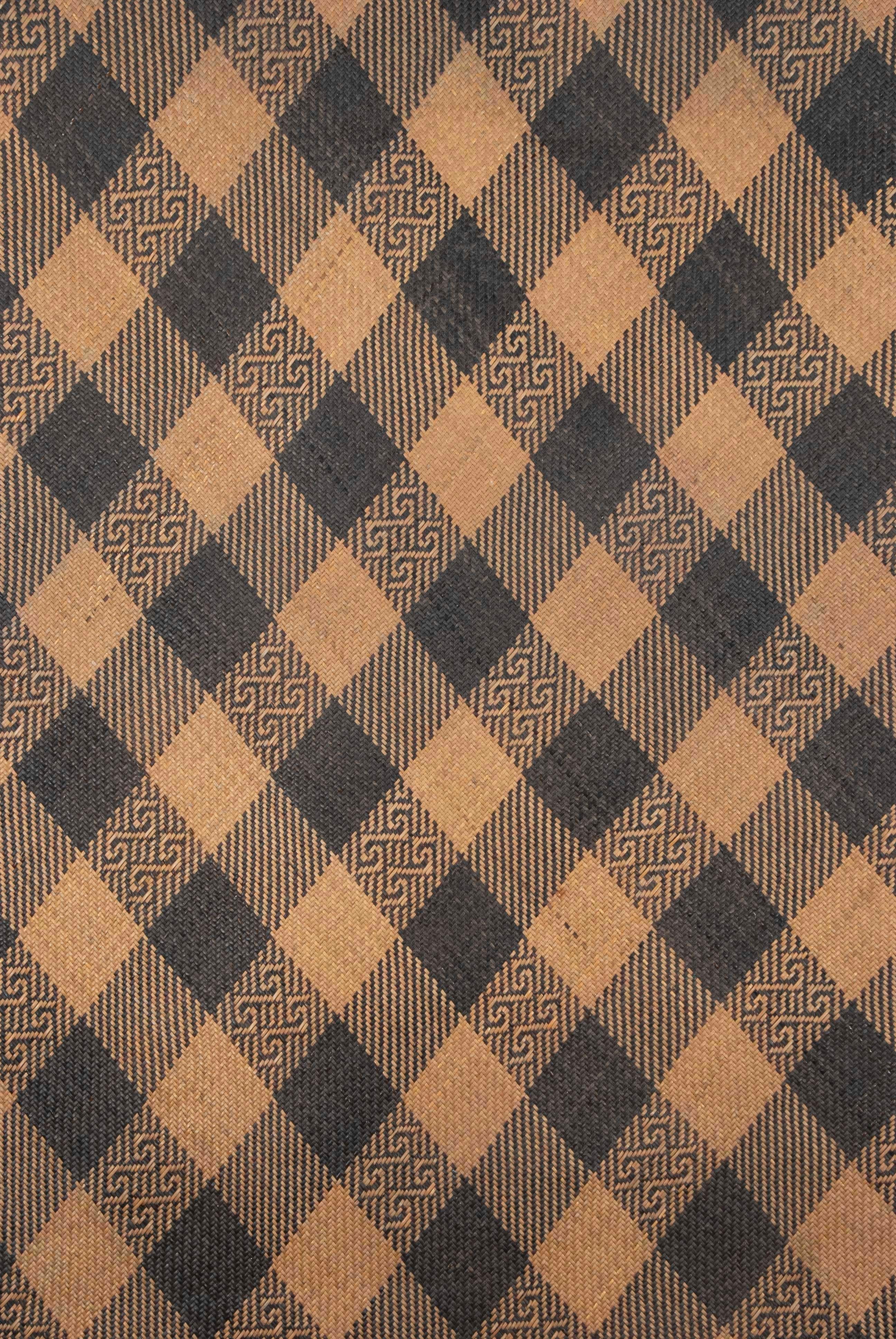 Antique Tribal Dayak Plaited Rattan Longhouse Mat (Tikar), Kalimantan Teñido con vegetales en venta