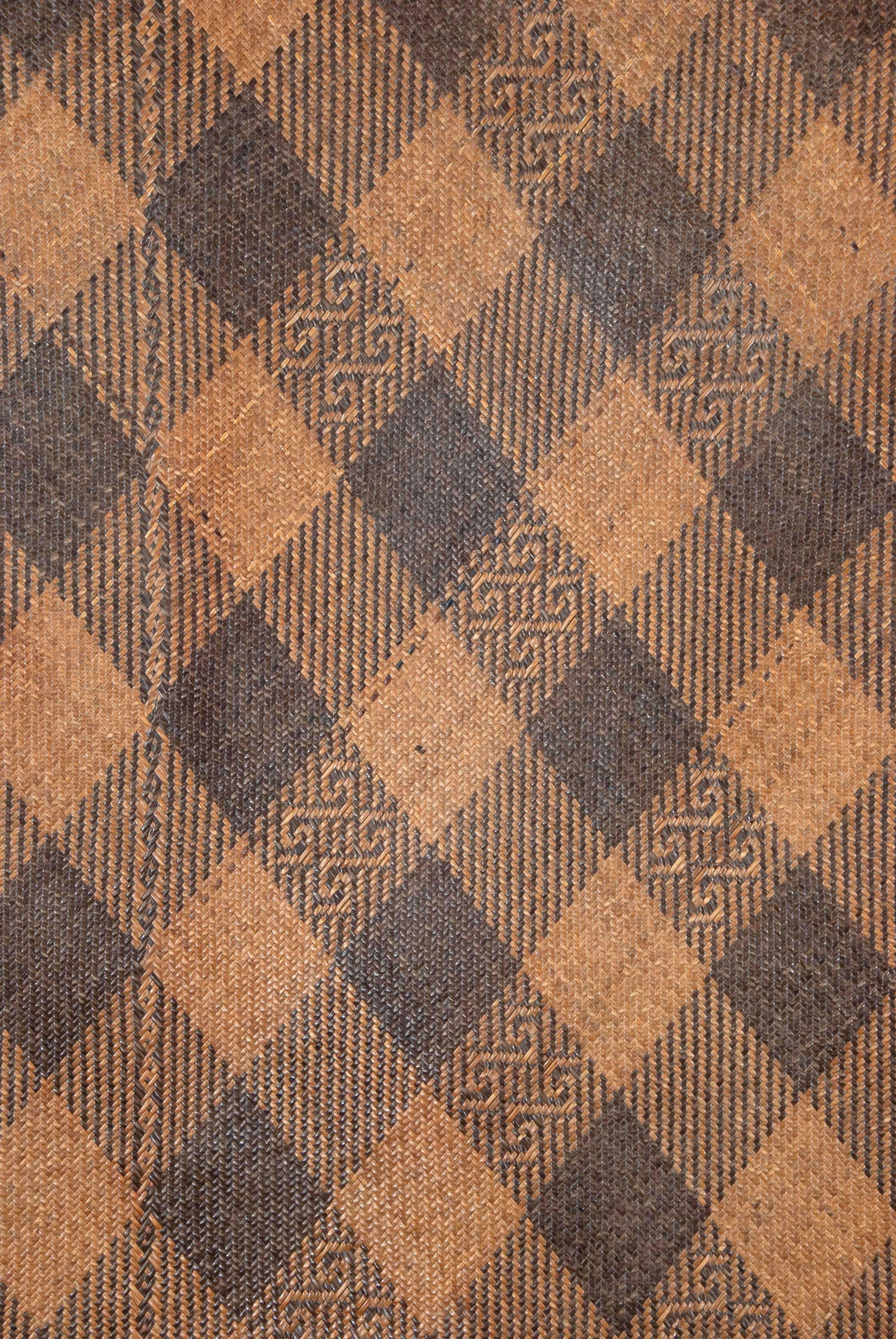 Antique Tribal Dayak Plaited Rattan Longhouse Mat (Tikar), Kalimantan Teñido con vegetales en venta