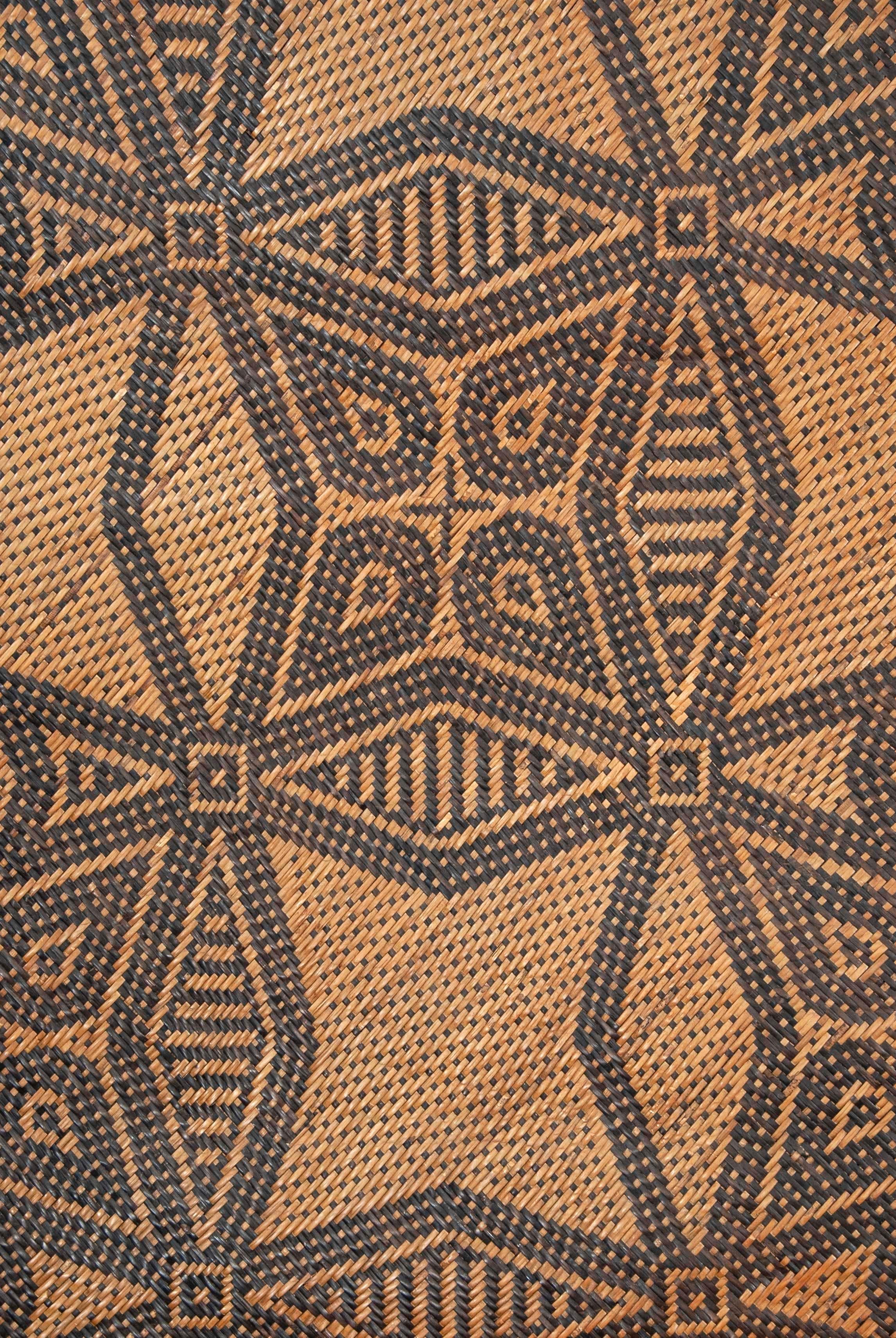 Antique Tribal Dayak Plaited Rattan Longhouse Mat (Tikar), Kalimantan Teñido con vegetales en venta