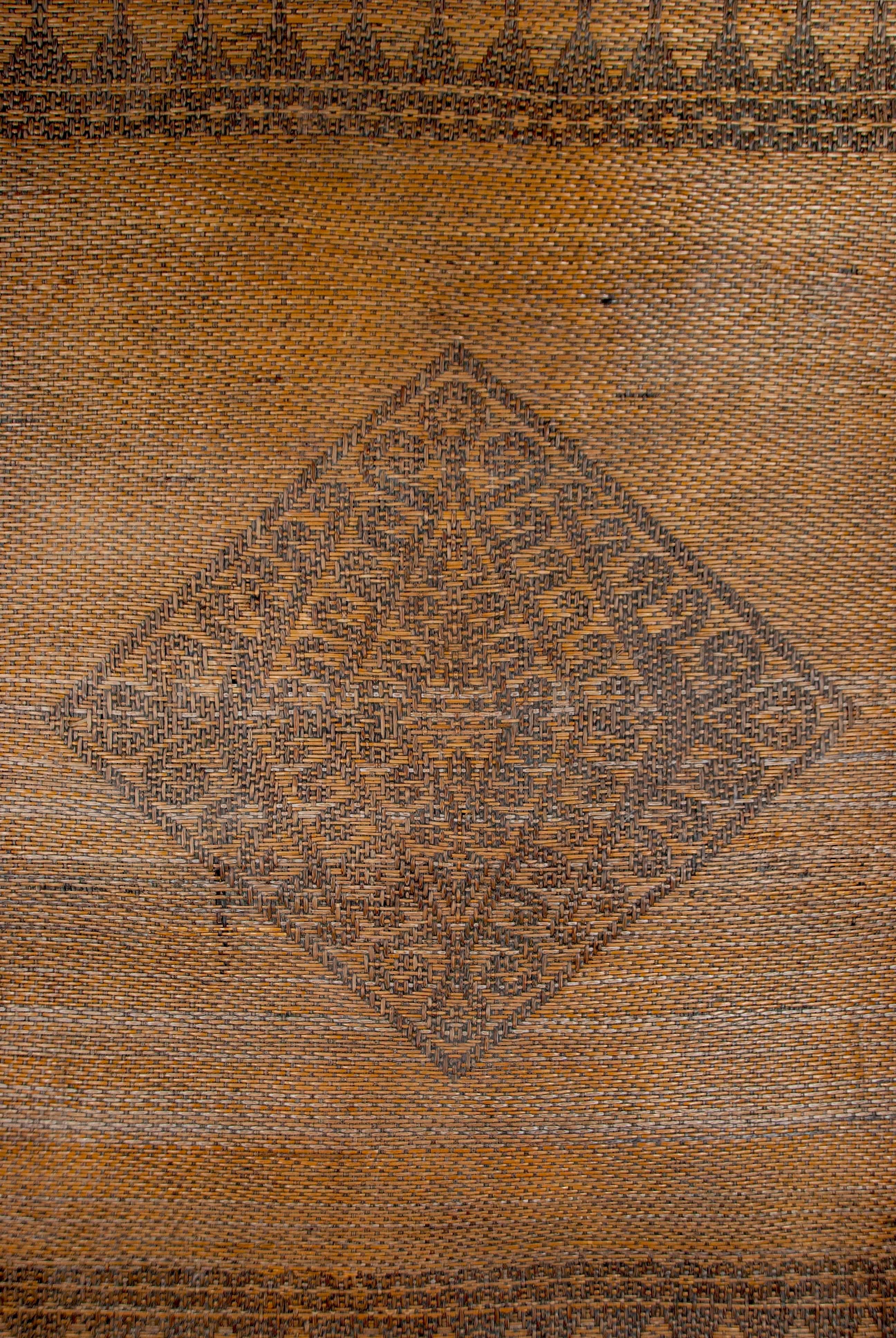 Antique Tribal Dayak Plaited Rattan Longhouse Mat (Tikar), Kalimantan Teñido con vegetales en venta