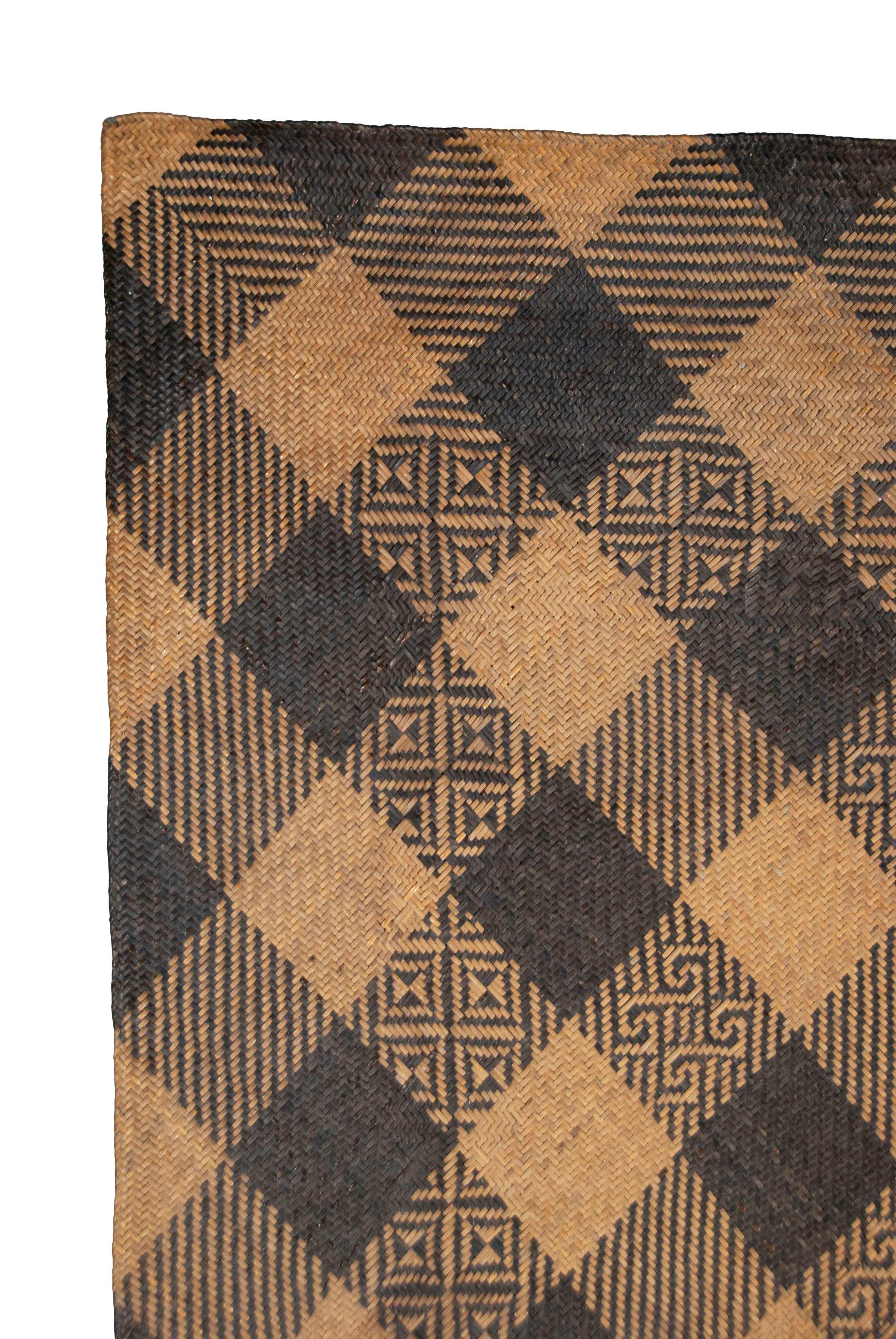 Antique Tribal Dayak Plaited Rattan Longhouse Mat (Tikar), Kalimantan siglo XX en venta