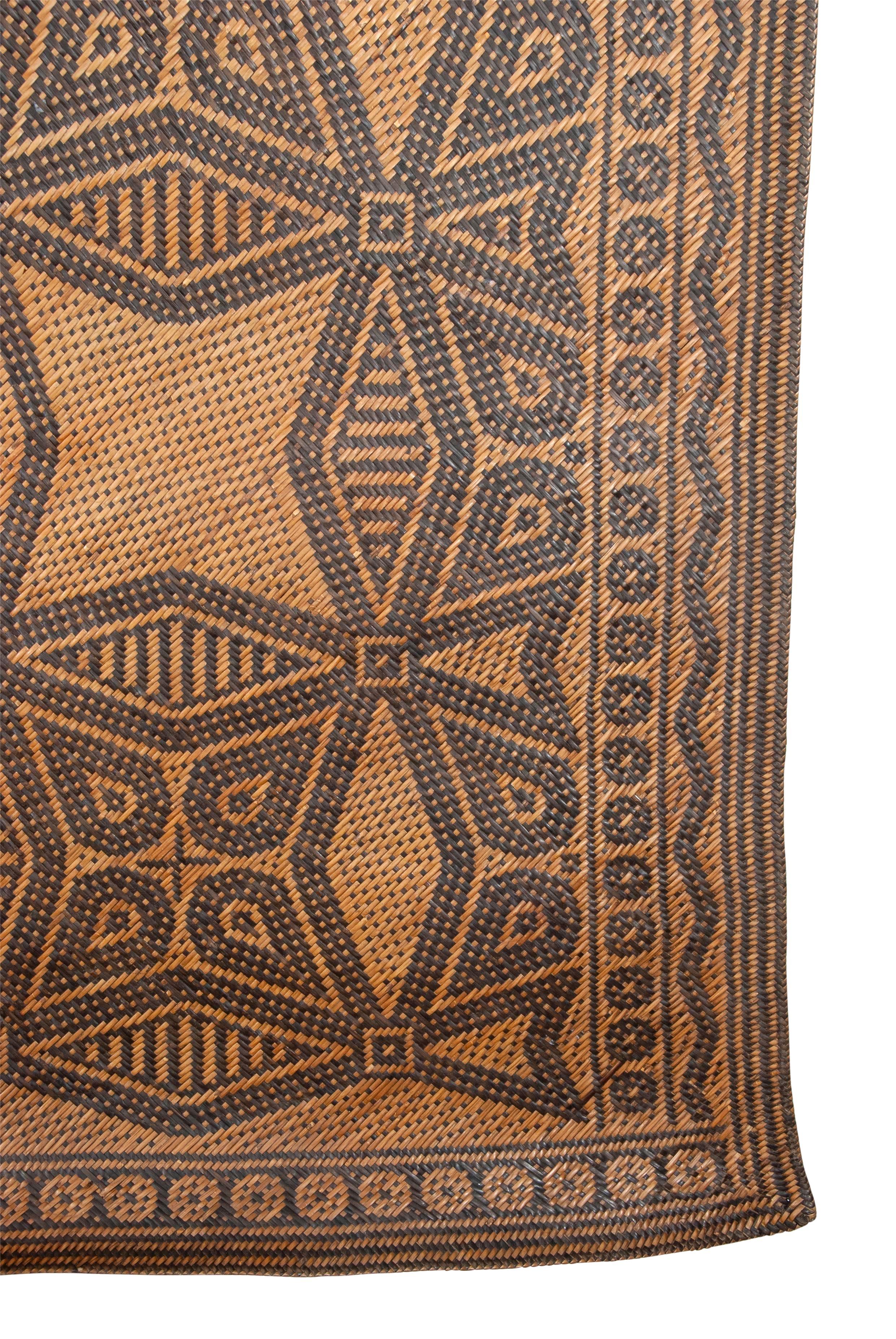 Antique Tribal Dayak Plaited Rattan Longhouse Mat (Tikar), Kalimantan siglo XX en venta