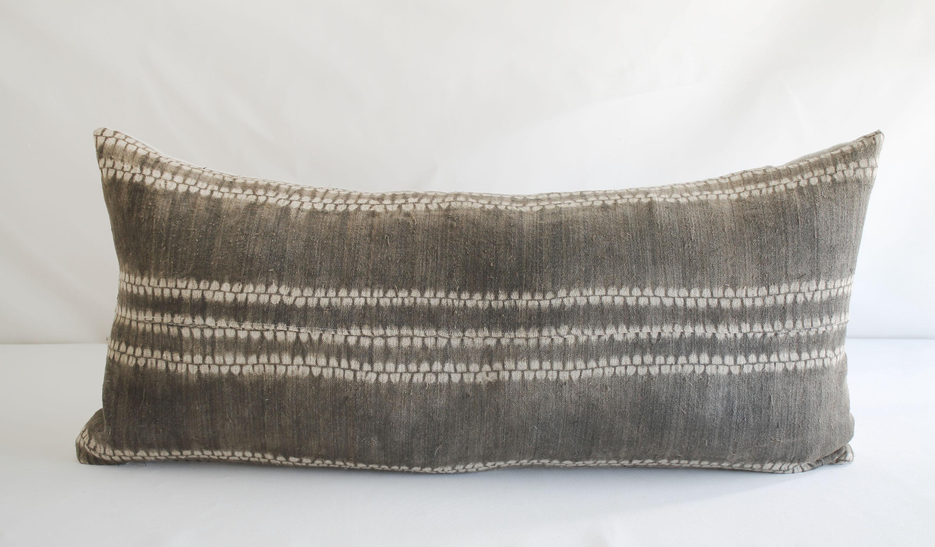 A vintage textile front in a dark chocolate brown color with dotted horizontal stripes. The backside in natural linen, with hidden zipper closure.
Measures: 14