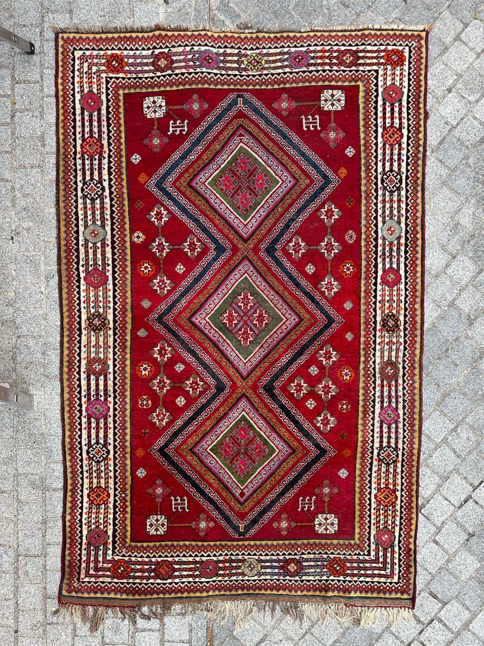 Beau tapis antique ghashghai entièrement noué à la main avec du velours de laine sur une base de laine.
Plongez dans l'histoire et l'art avec cet exquis tapis ancien du début du XXe siècle. Avec ses motifs tribaux et géométriques captivants combinés
