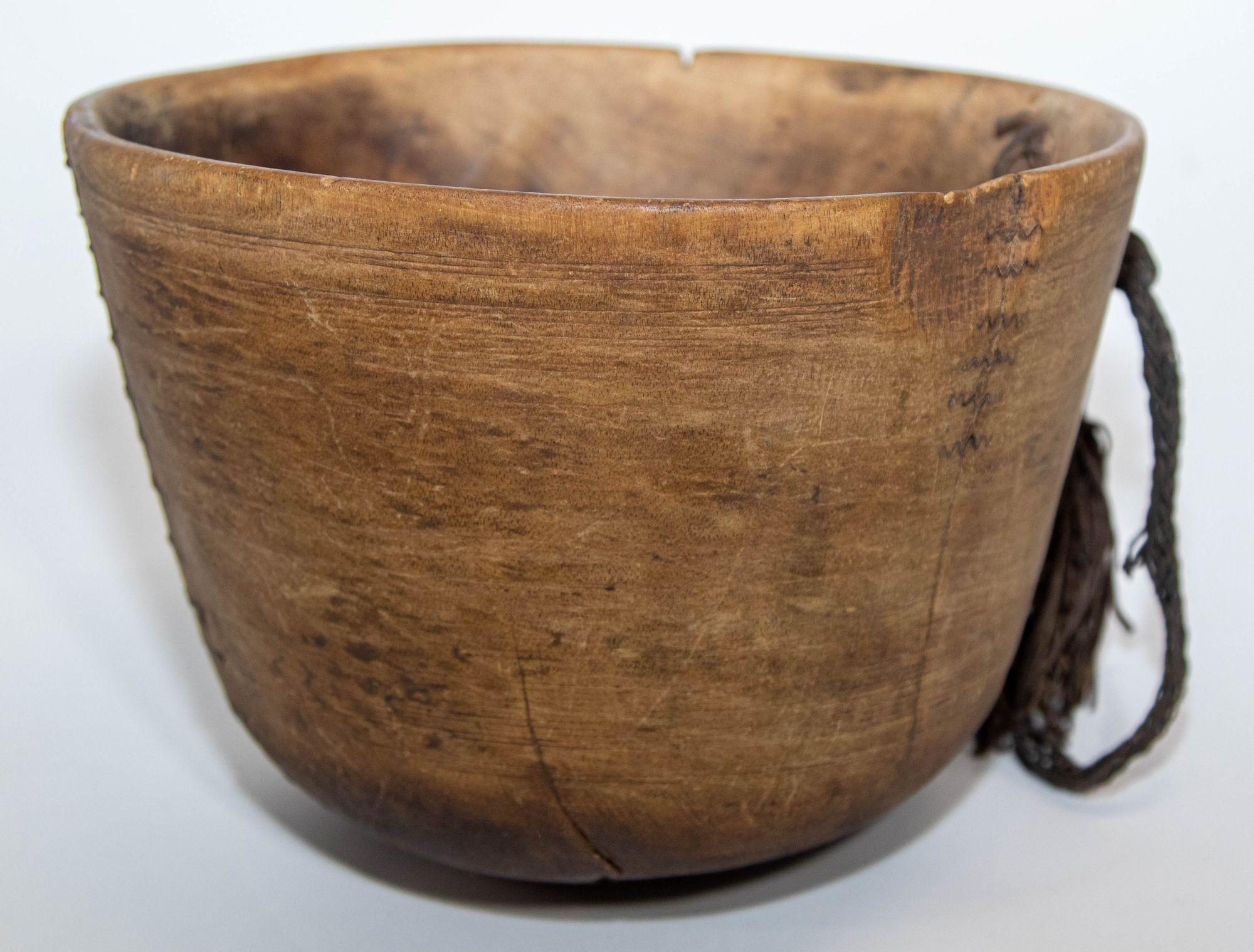 Bol Turkana KENYA antique en bois africain sculpté à la main avec détails en cuir en vente 3