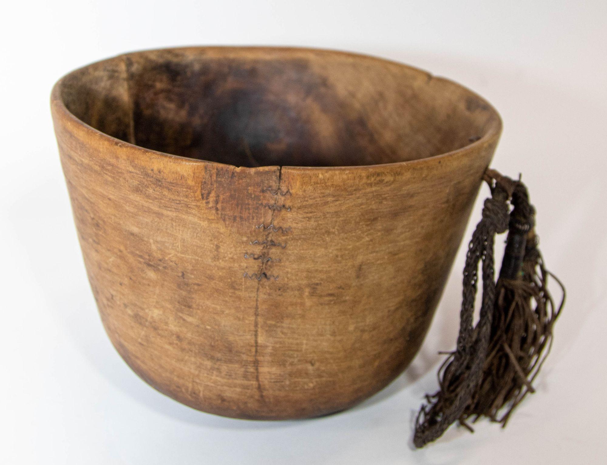 Bol Turkana KENYA antique en bois africain sculpté à la main avec détails en cuir en vente 4