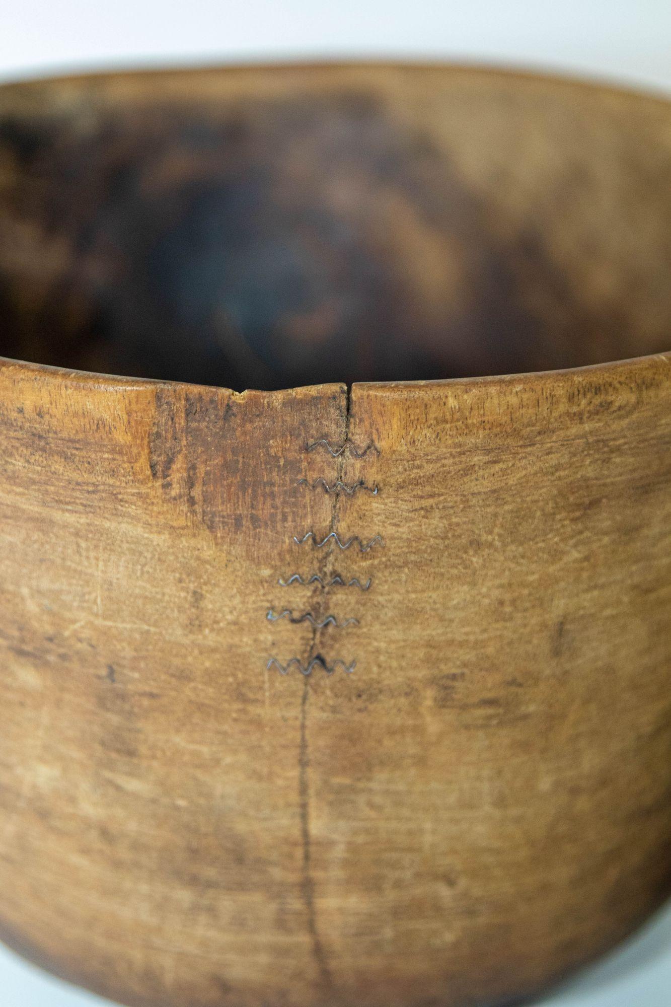 Bol Turkana KENYA antique en bois africain sculpté à la main avec détails en cuir en vente 6