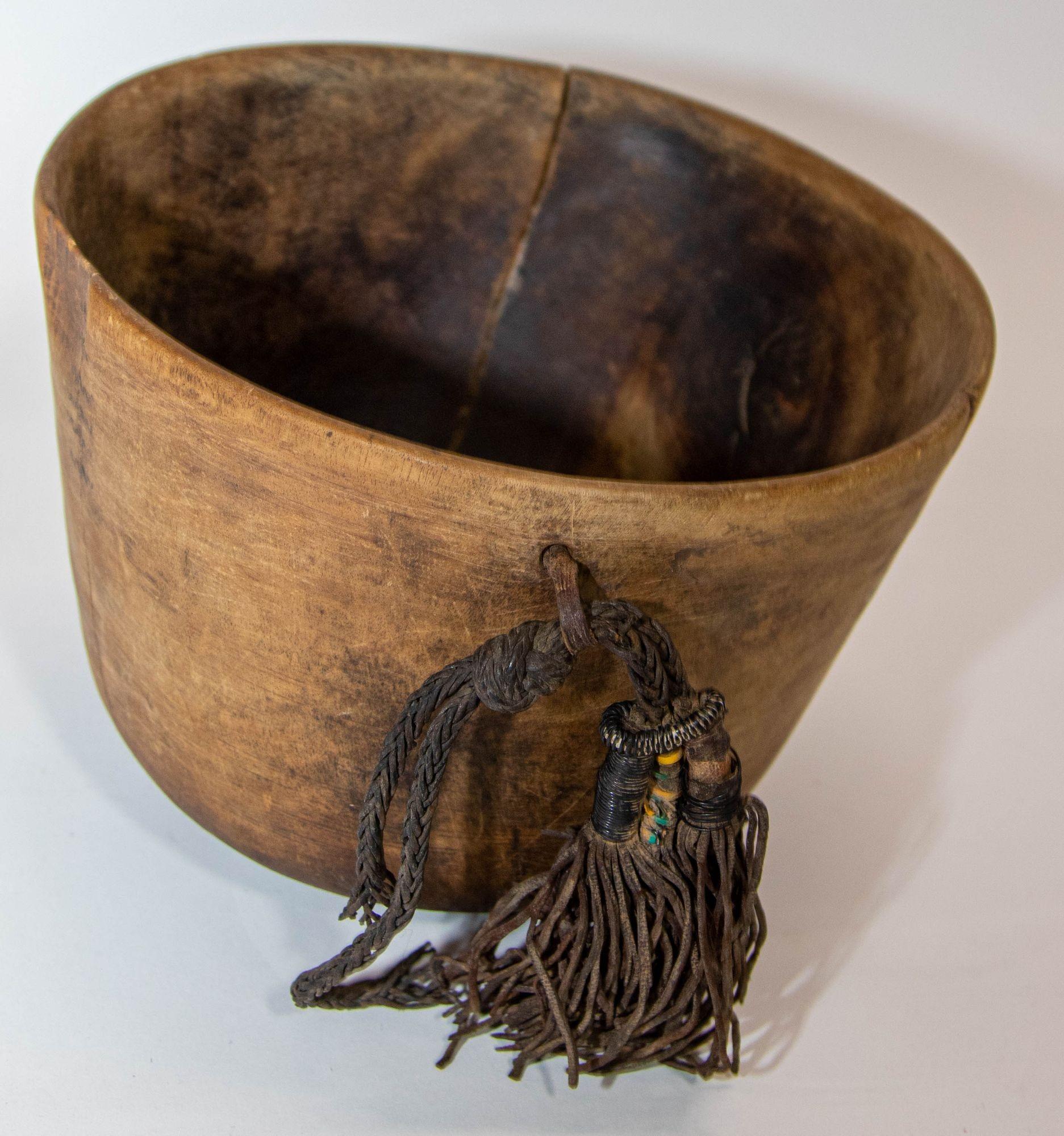 Bol Turkana KENYA antique en bois africain sculpté à la main avec détails en cuir en vente 7