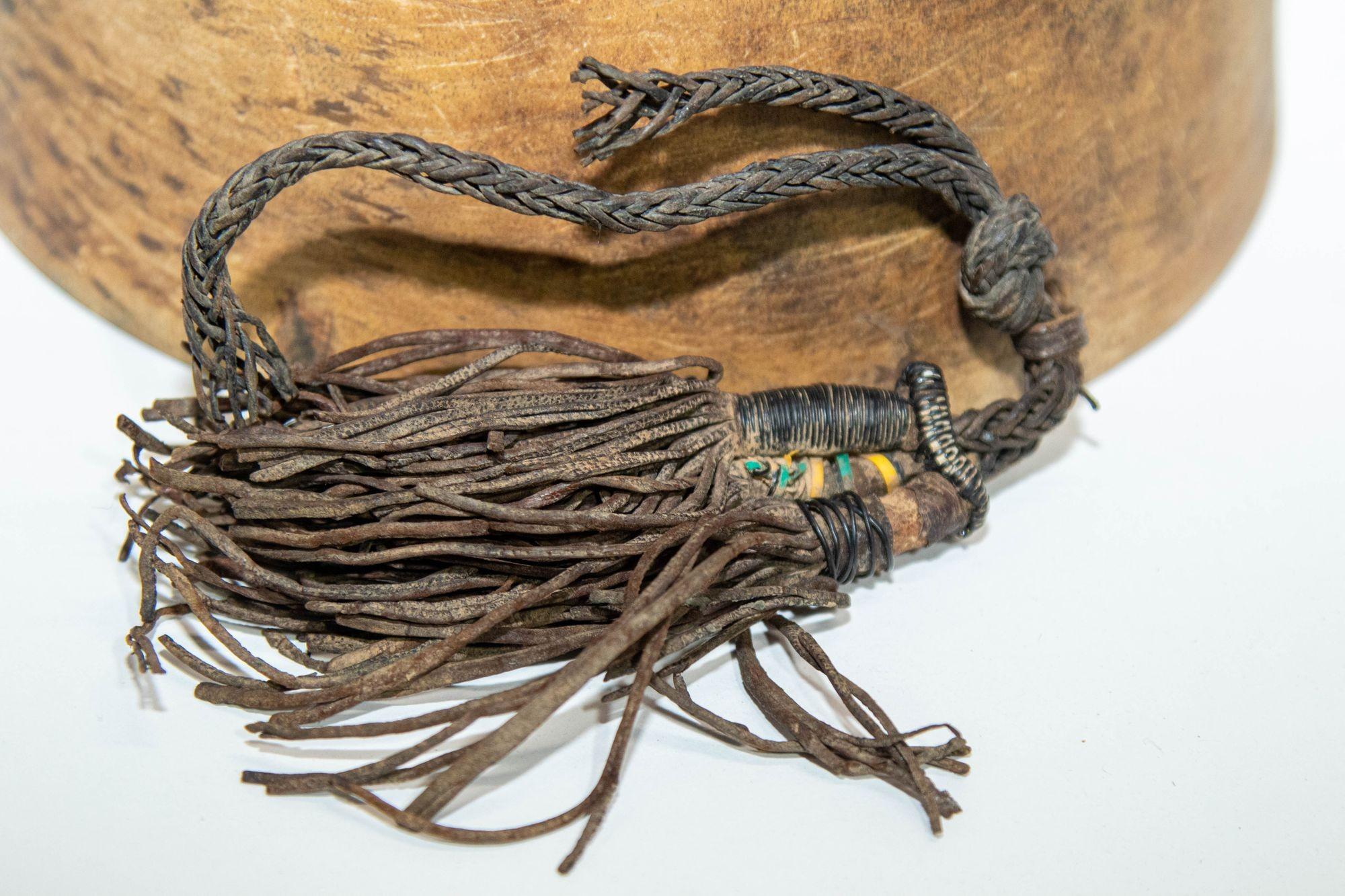Bol Turkana KENYA antique en bois africain sculpté à la main avec détails en cuir en vente 8