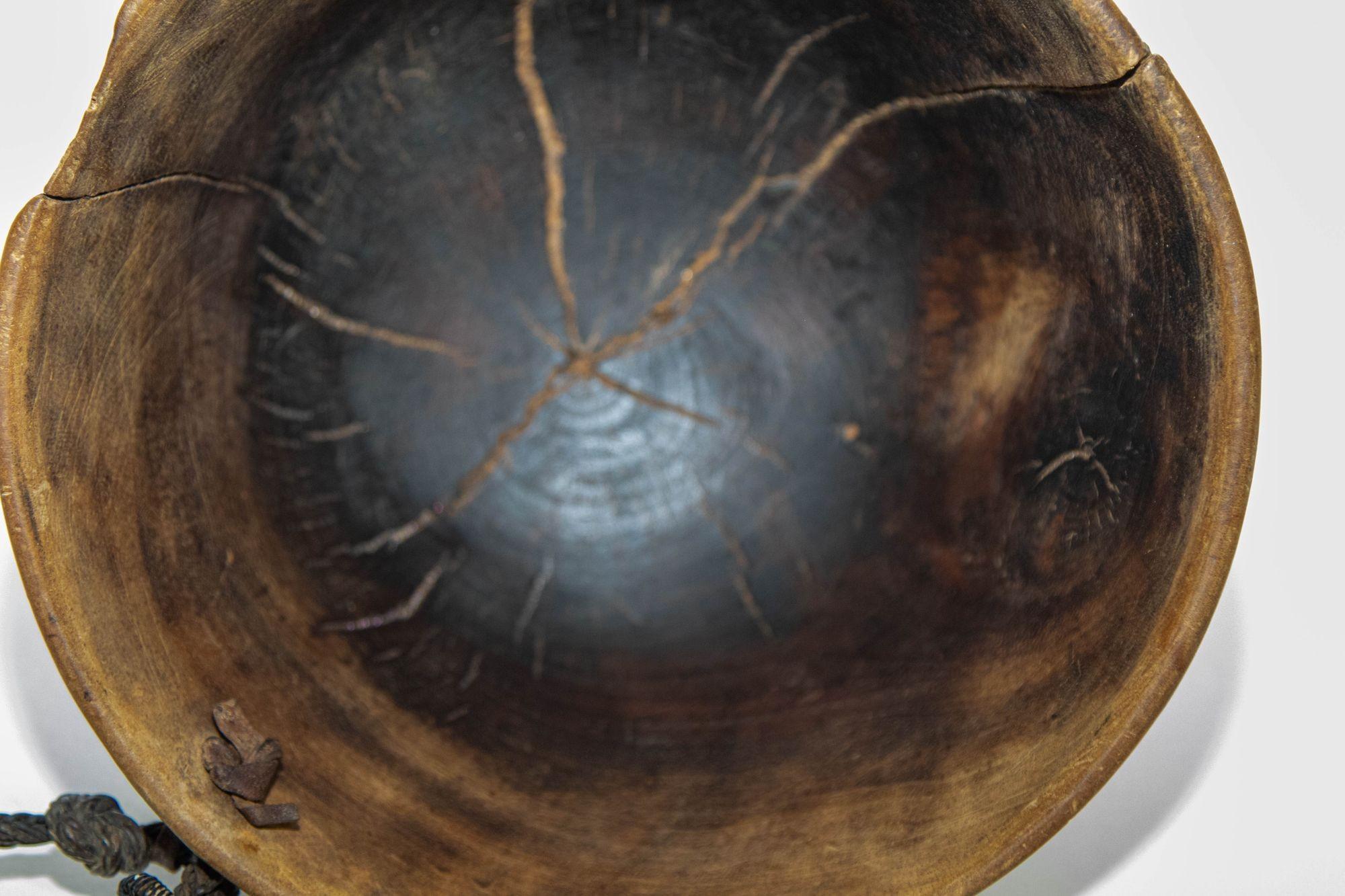 Bol Turkana KENYA antique en bois africain sculpté à la main avec détails en cuir en vente 9