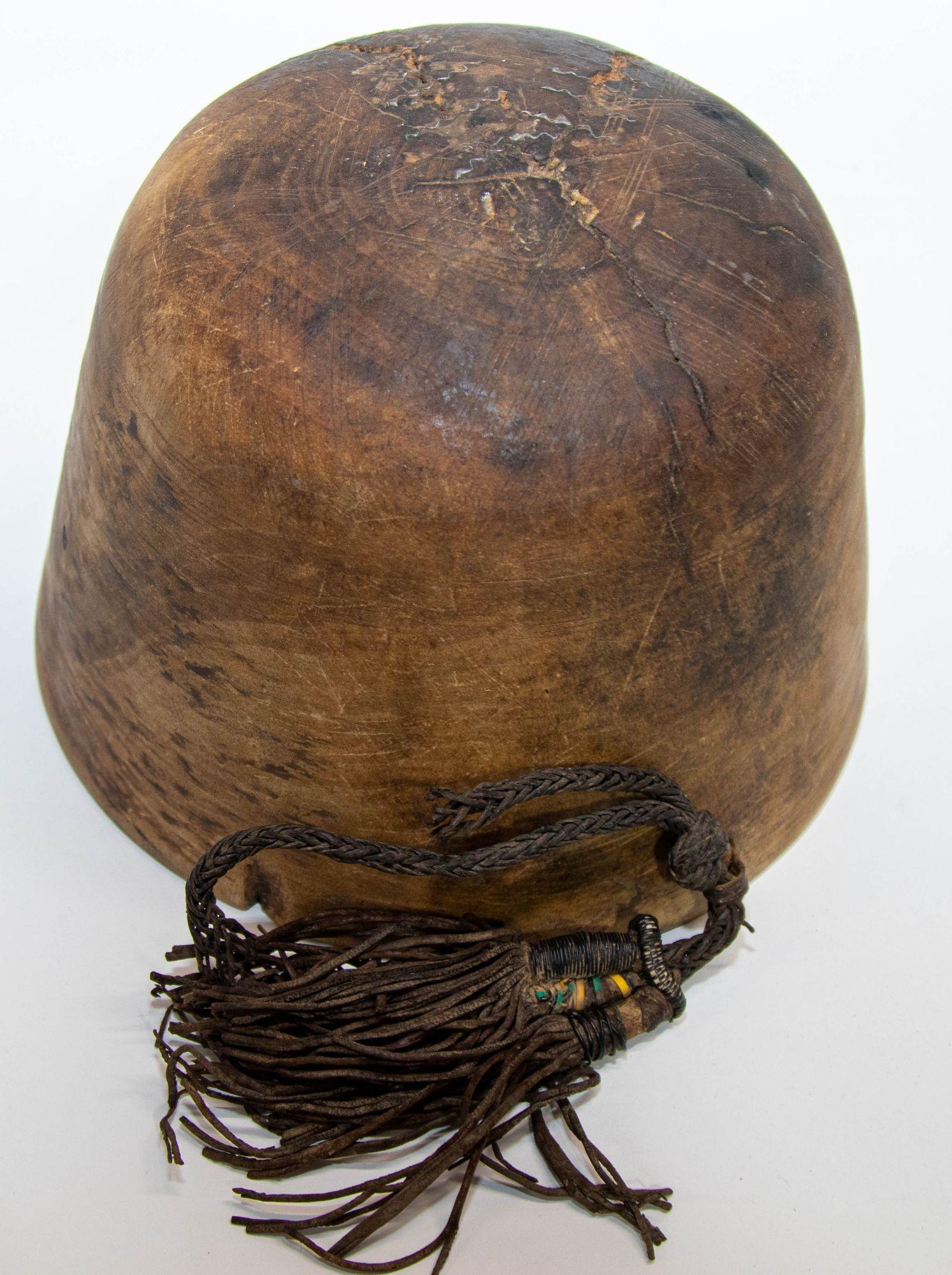 Bol Turkana KENYA antique en bois africain sculpté à la main avec détails en cuir en vente 11