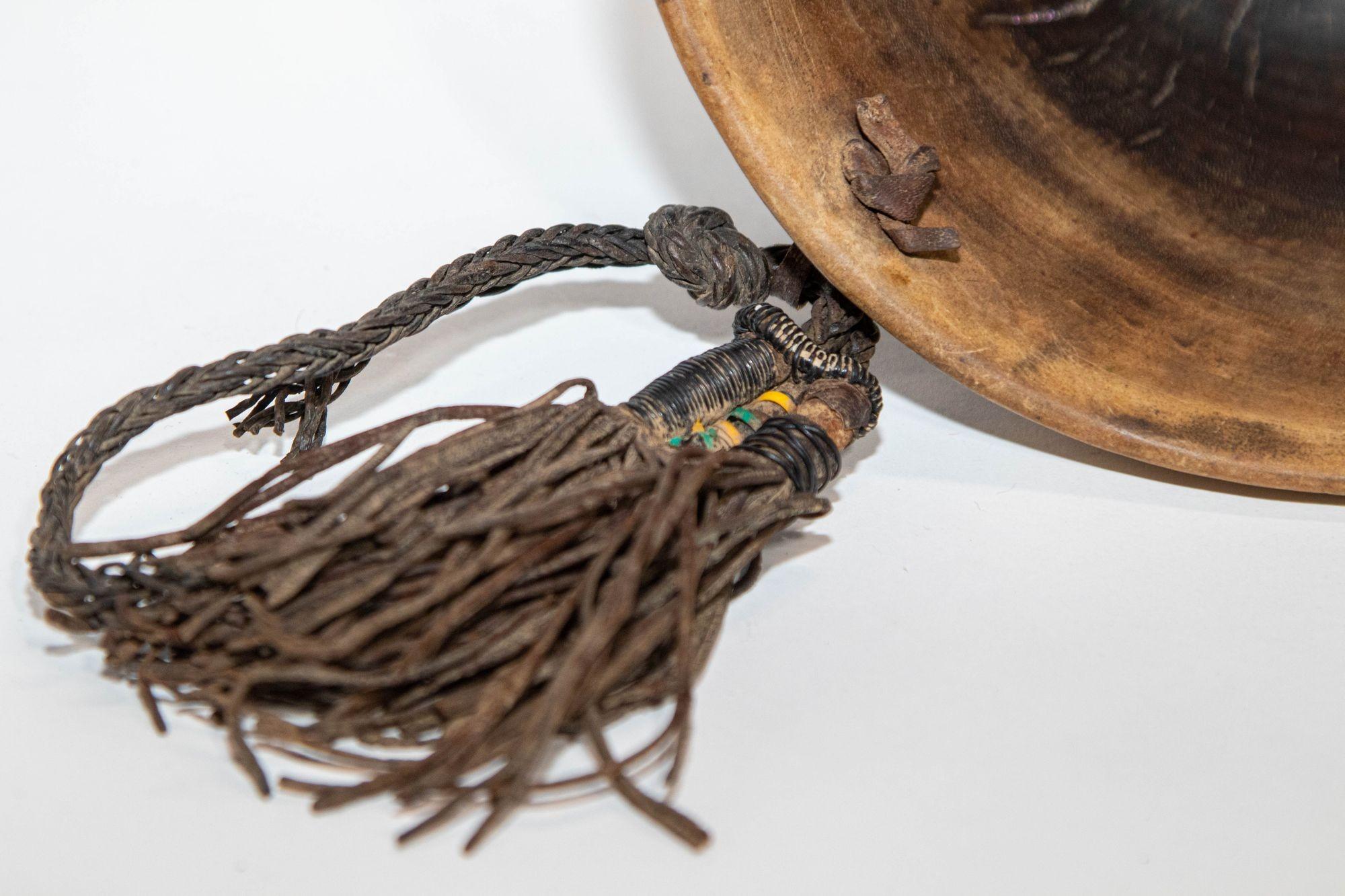 Bol Turkana KENYA antique en bois africain sculpté à la main avec détails en cuir en vente 12