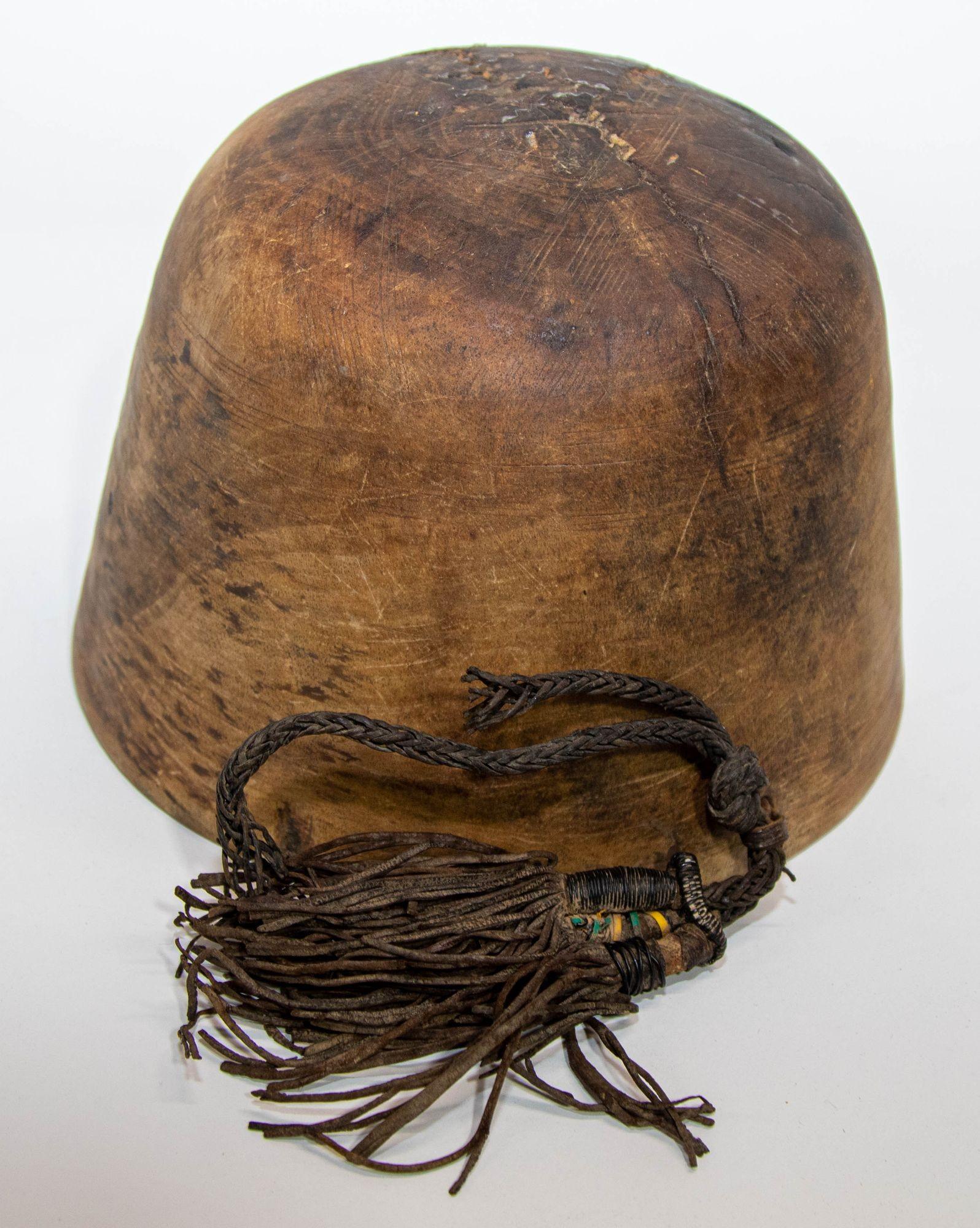 Organique Bol Turkana KENYA antique en bois africain sculpté à la main avec détails en cuir en vente