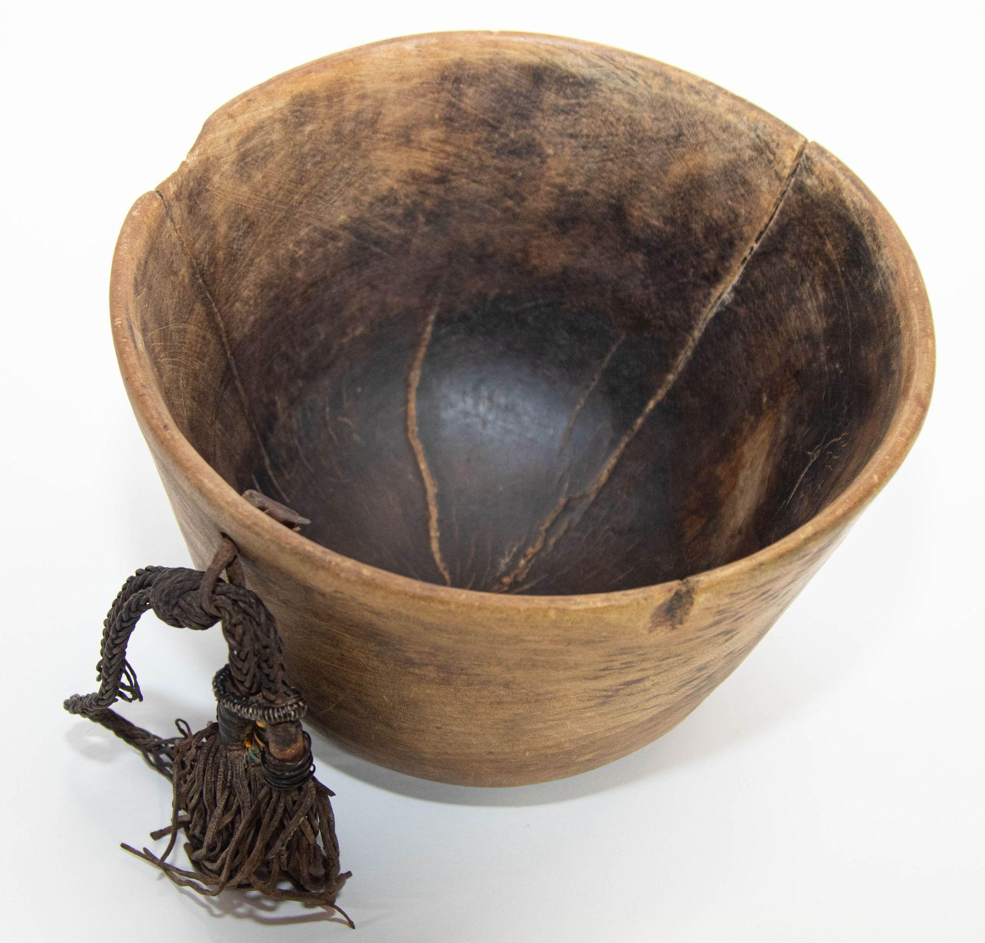Kényan Bol Turkana KENYA antique en bois africain sculpté à la main avec détails en cuir en vente