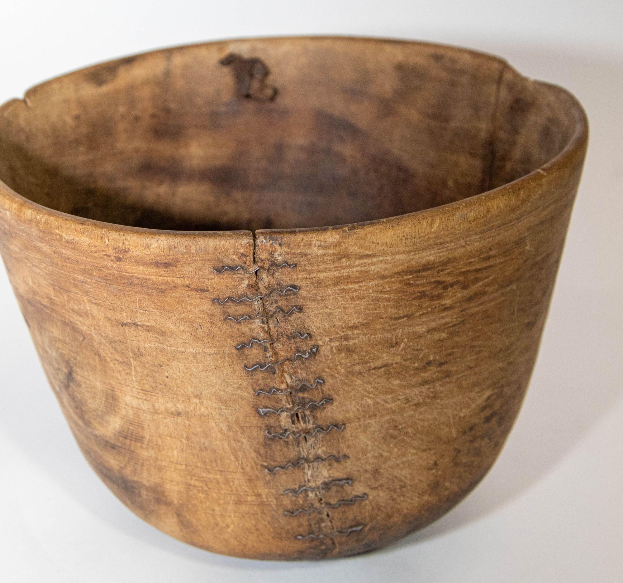Bol Turkana KENYA antique en bois africain sculpté à la main avec détails en cuir État moyen - En vente à North Hollywood, CA