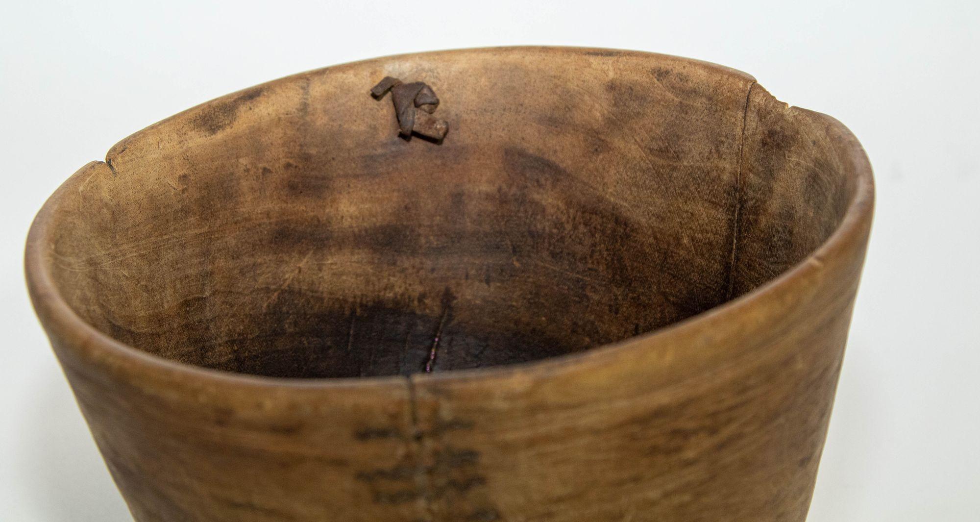 20ième siècle Bol Turkana KENYA antique en bois africain sculpté à la main avec détails en cuir en vente