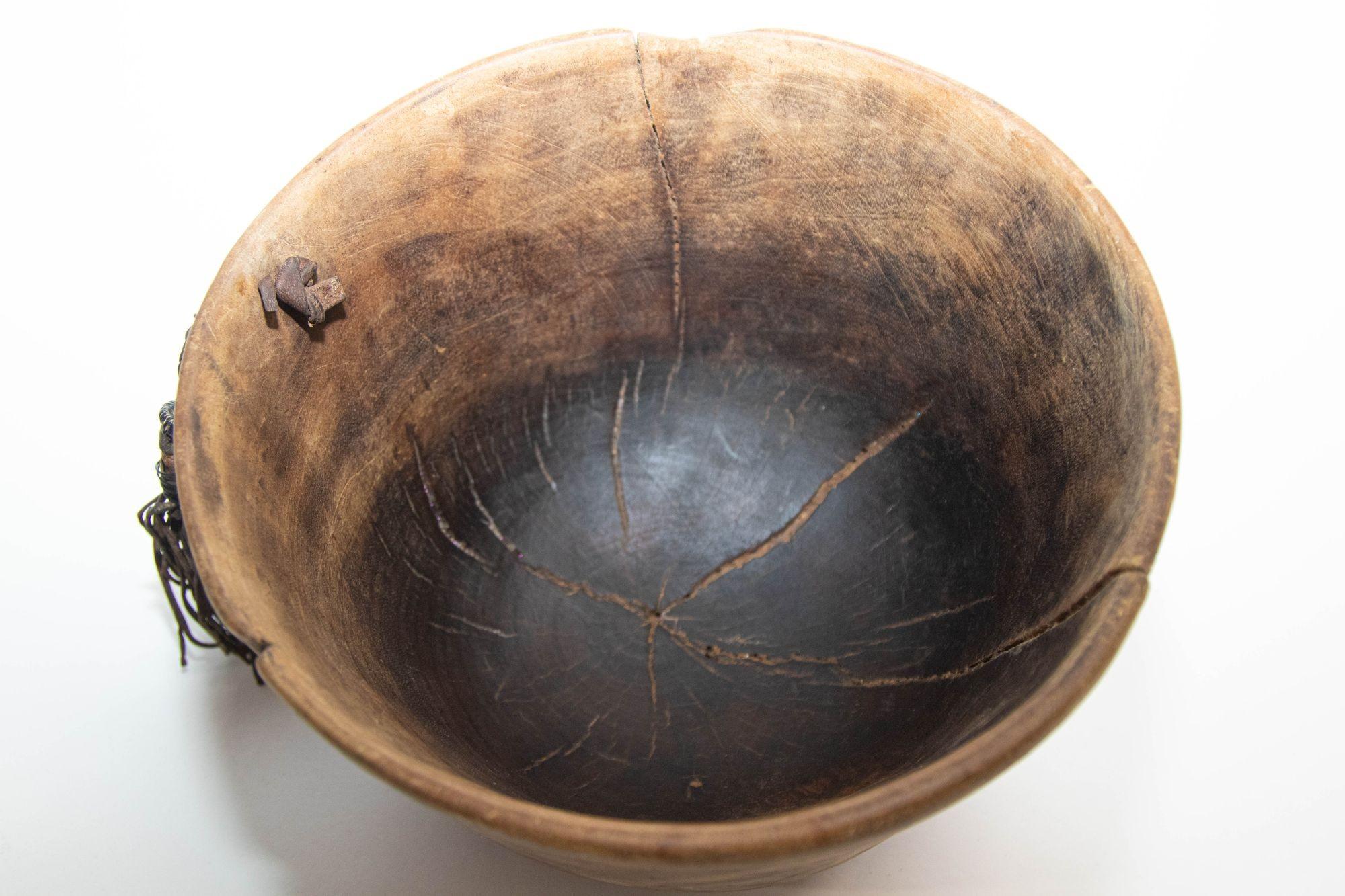 Cuir Bol Turkana KENYA antique en bois africain sculpté à la main avec détails en cuir en vente