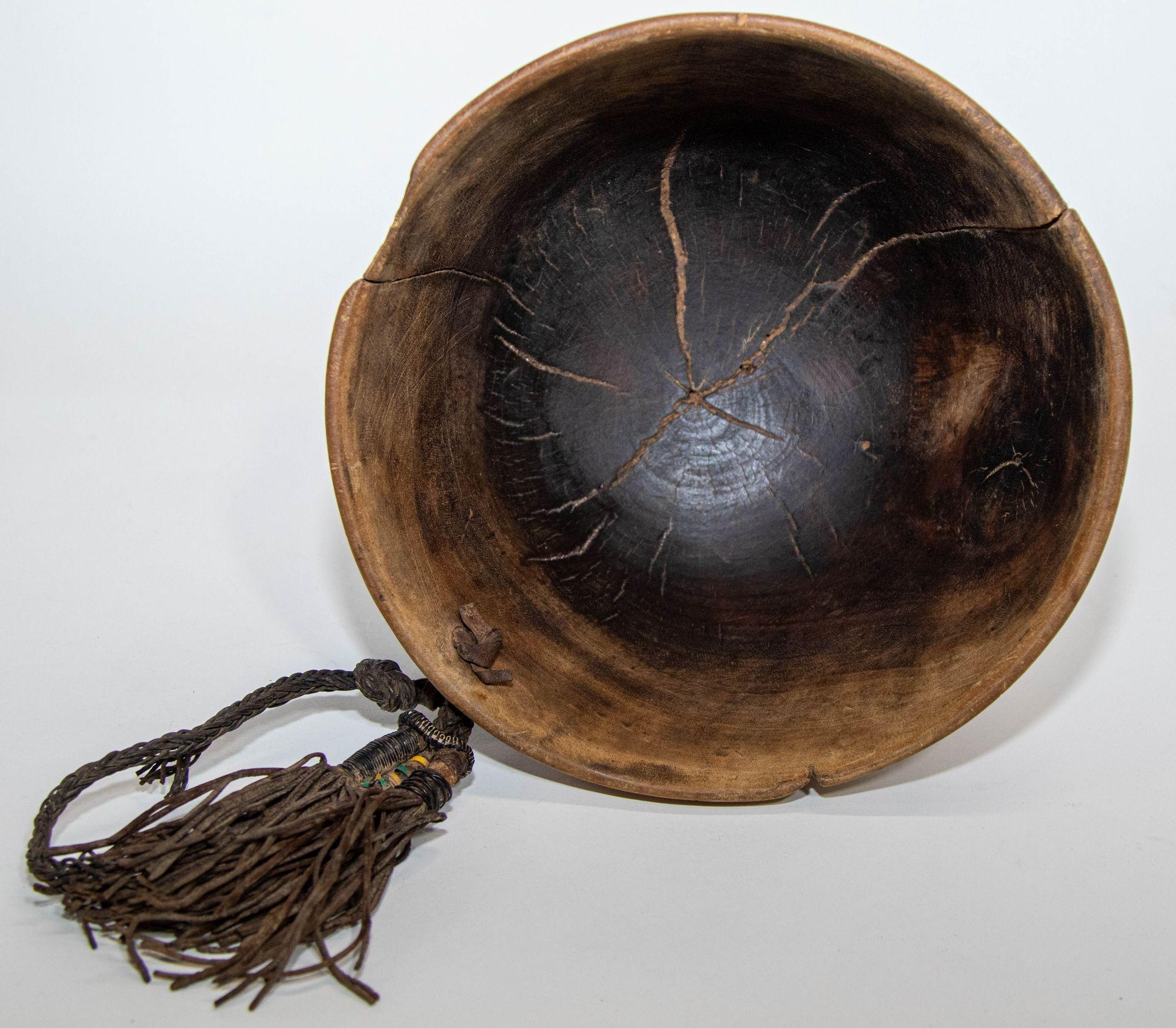 Bol Turkana KENYA antique en bois africain sculpté à la main avec détails en cuir en vente 1