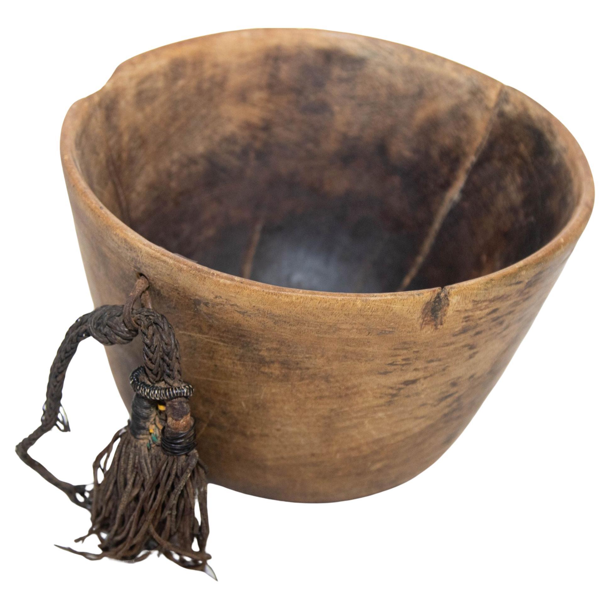 Bol Turkana KENYA antique en bois africain sculpté à la main avec détails en cuir en vente