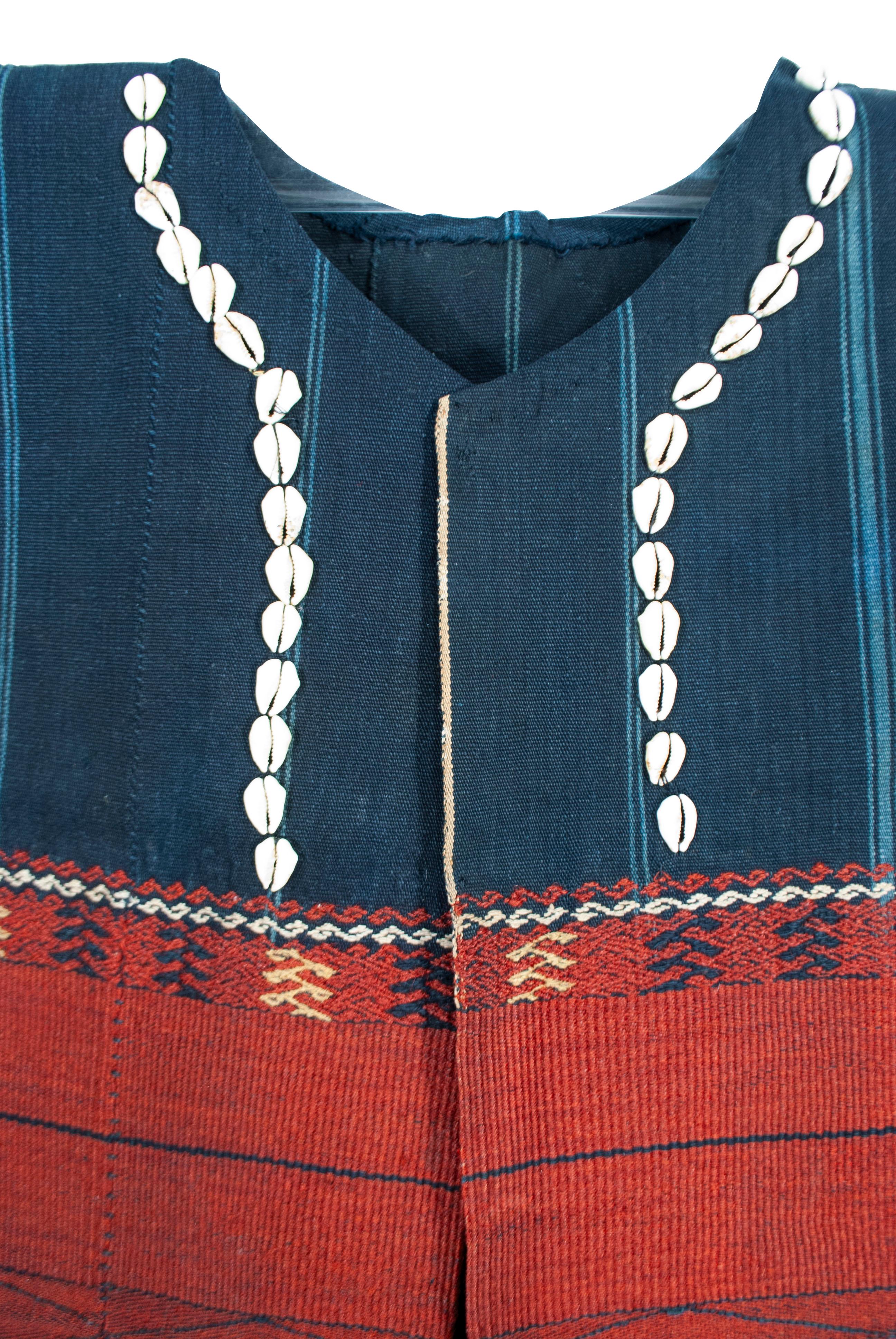 Birmano Antica giacca tribale da donna Kachin con conchiglie, Myanmar (Birmania) in vendita