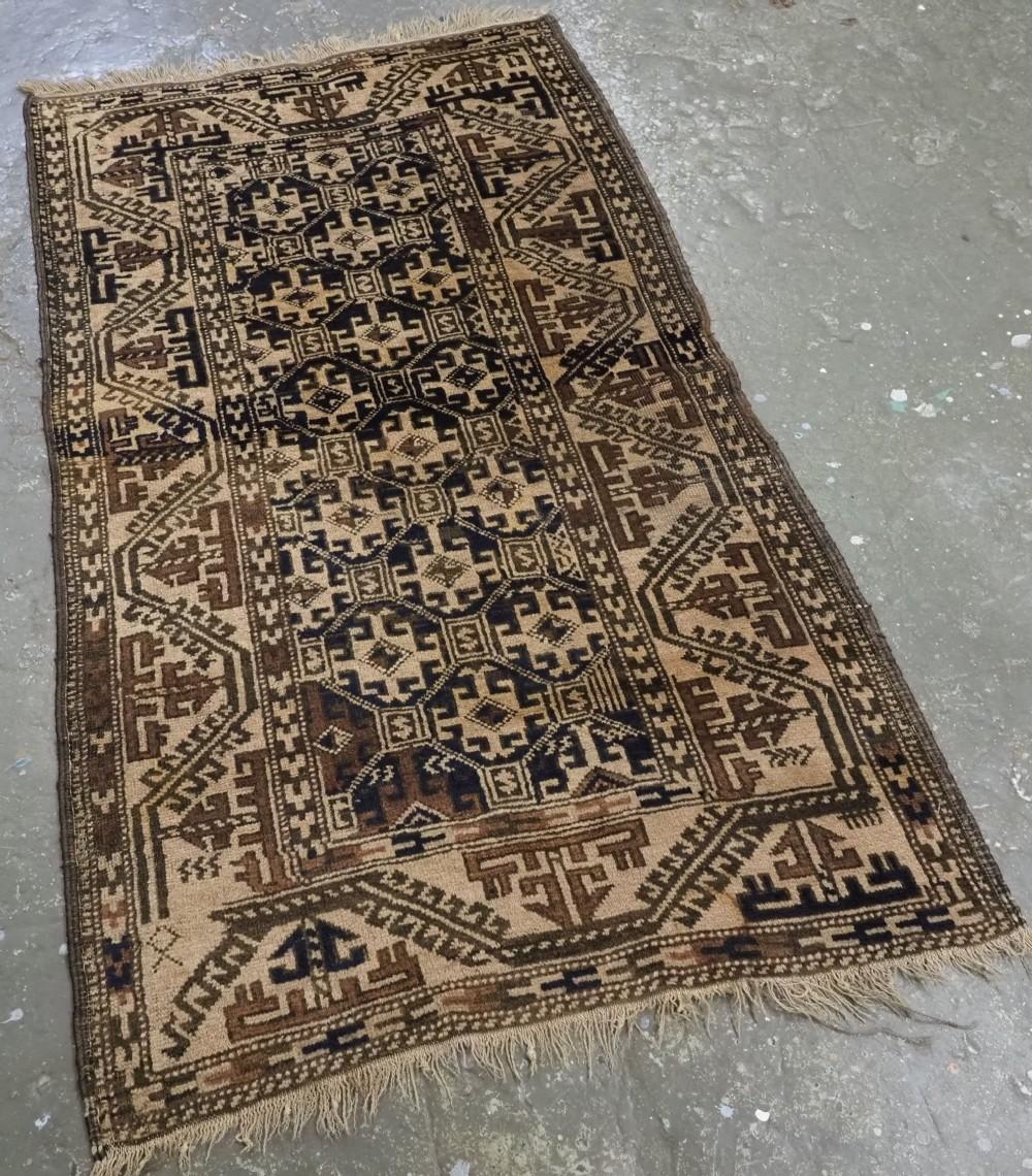 Ancien tapis baloutche de la région de Khorasan à motif de treillis tissé en laine de chameau
Circa 1900

Ce tapis tribal baloutche est de forme très rustique, tissé par des nomades à l'aide des matériaux dont ils disposaient, de la laine de