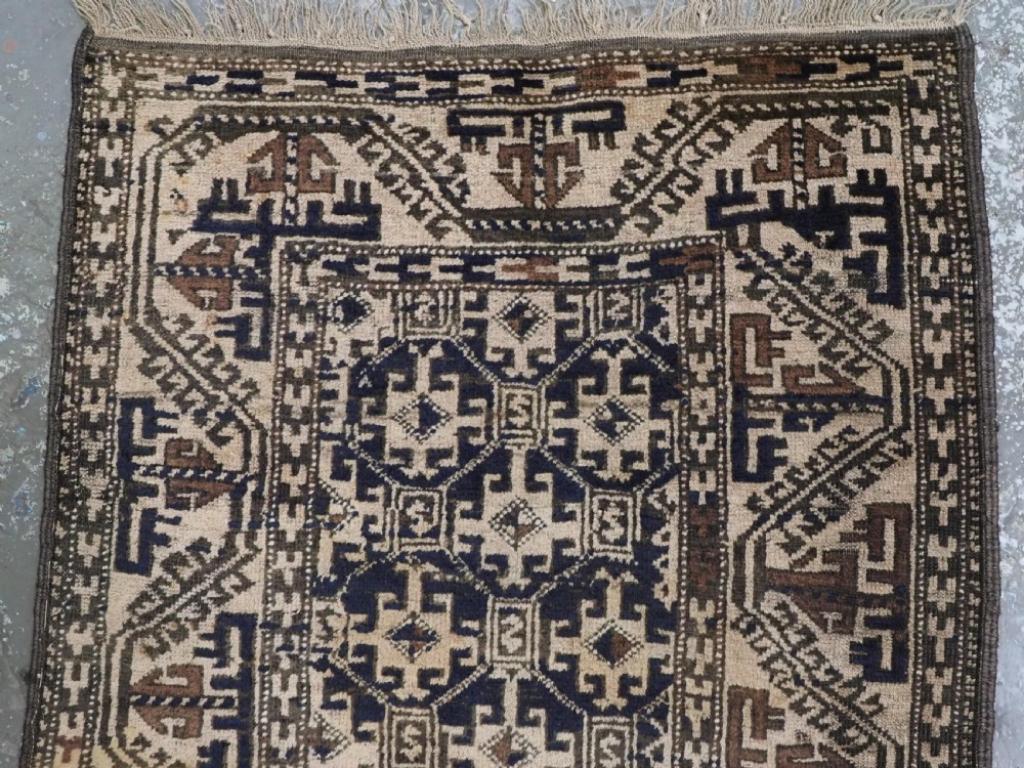 Tribal Tapis baluch Khorasan tribal ancien, en laine camel, très rustique, vers 1900 en vente