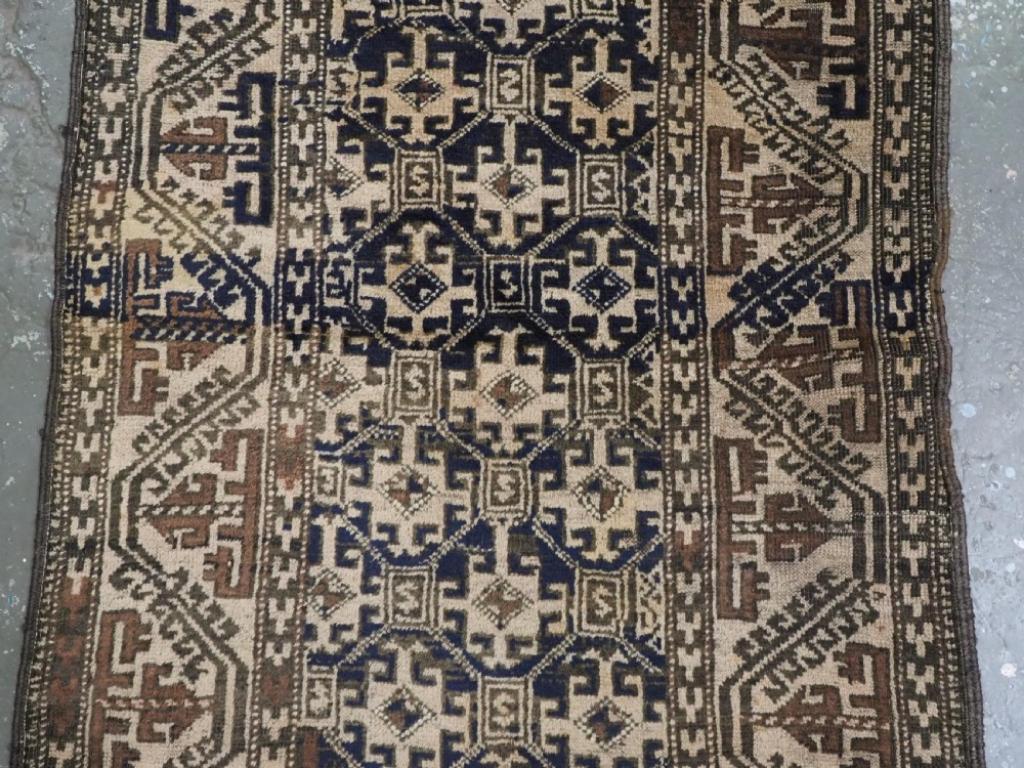 Perse Tapis baluch Khorasan tribal ancien, en laine camel, très rustique, vers 1900 en vente