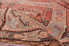Antiker Khotan-Stammesteppich:: rosa:: rot:: orange und hellblau:: ungewöhnliches Design
