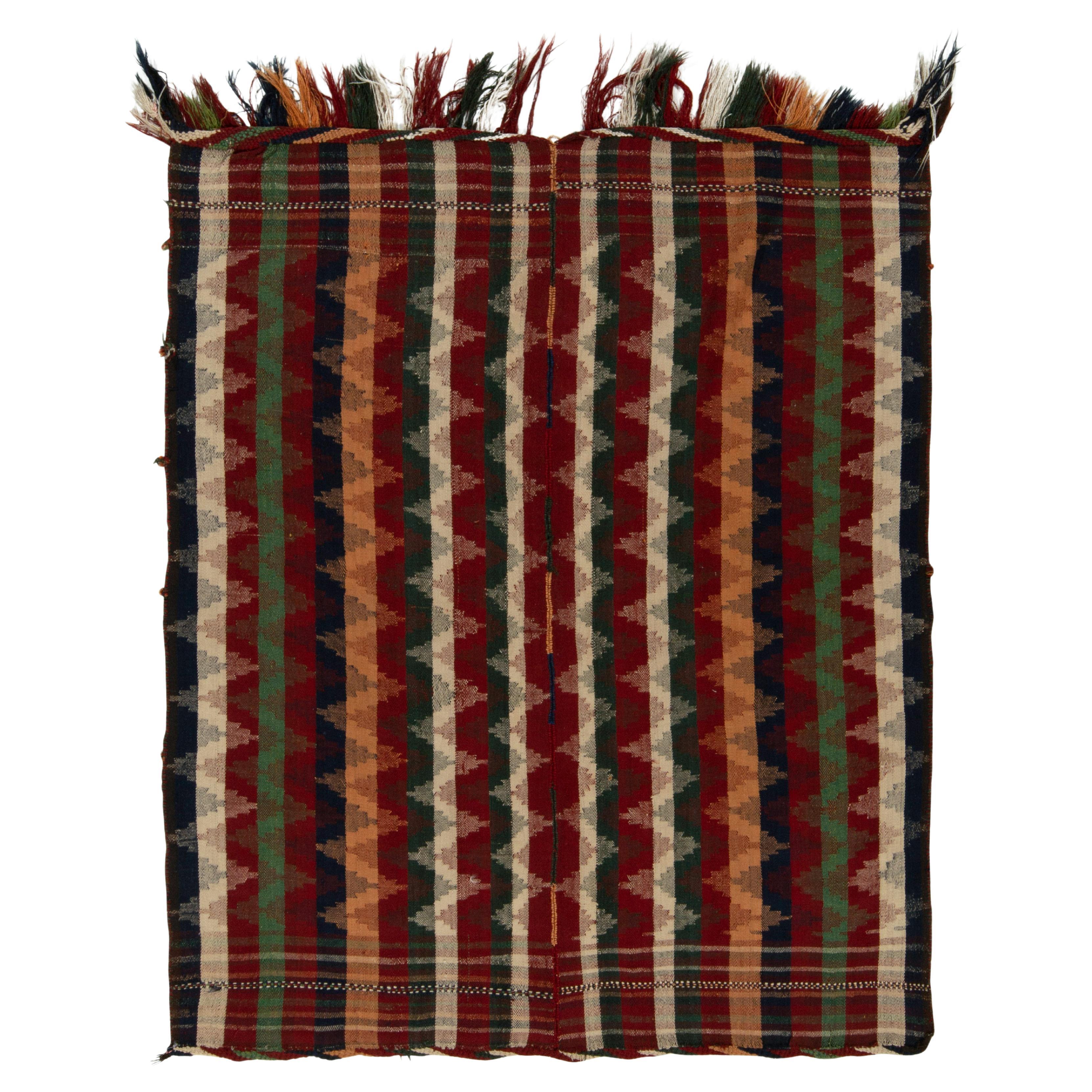 Alfombra antigua tribal Kilim en verde y rojo y motivos Chevron by Rug & Kilim