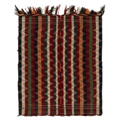 Tapis Kilim tribal ancien à motifs verts, rouges et chevrons par Rug & Kilim