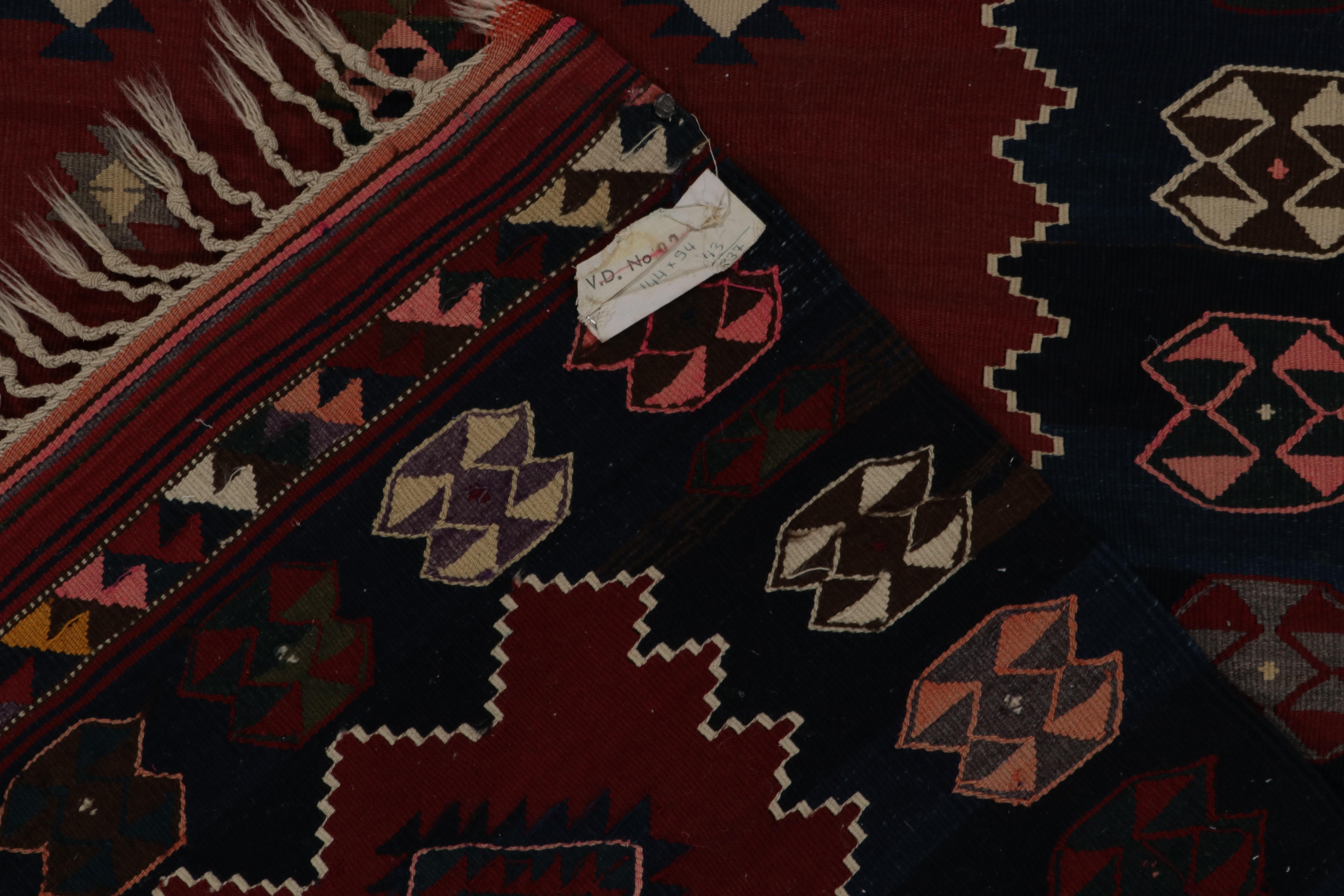 Tapis Kilim tribal ancien à motifs rouges, bleus et colorés par Rug & Kilim en vente 2