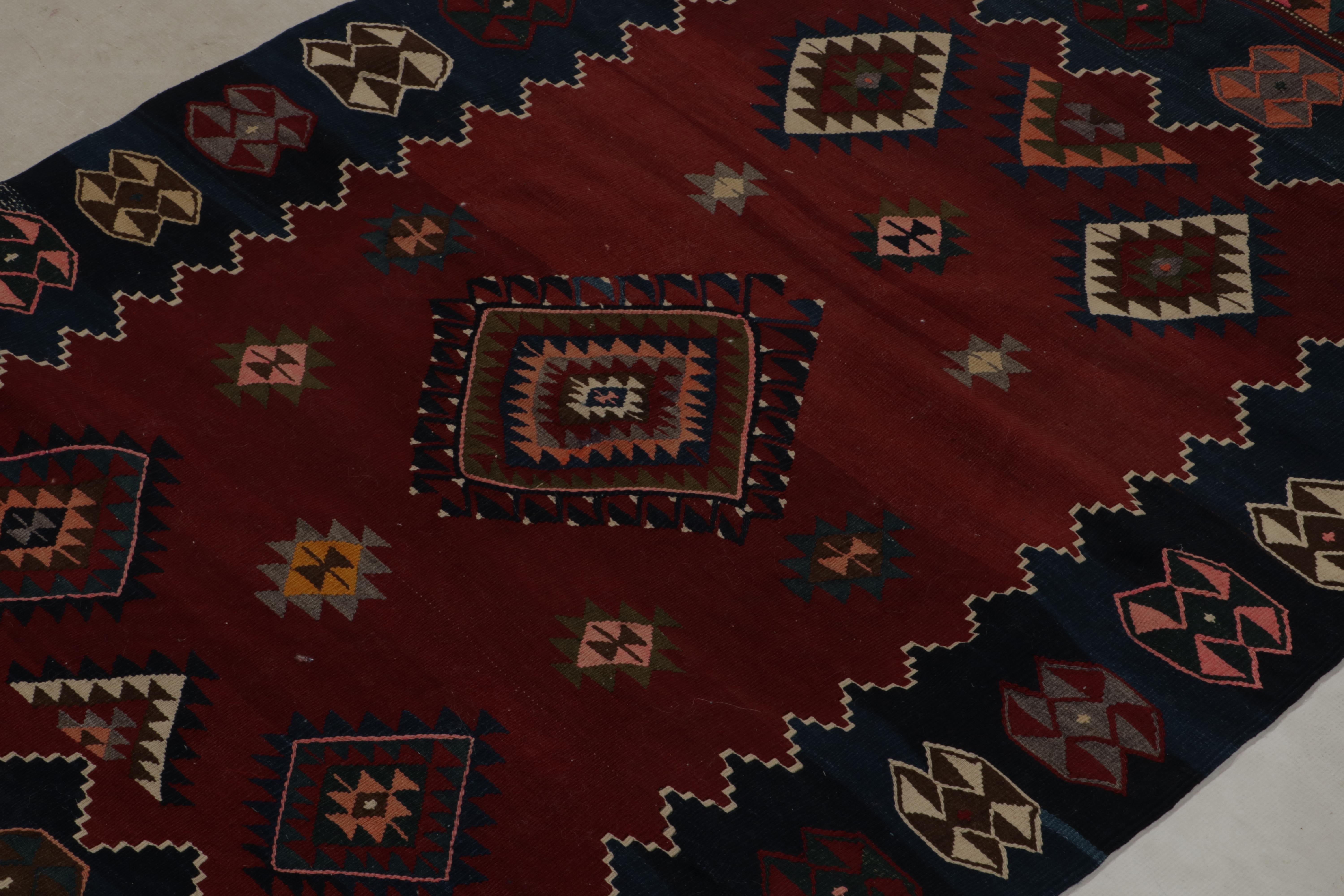 Tribal Tapis Kilim tribal ancien à motifs rouges, bleus et colorés par Rug & Kilim en vente