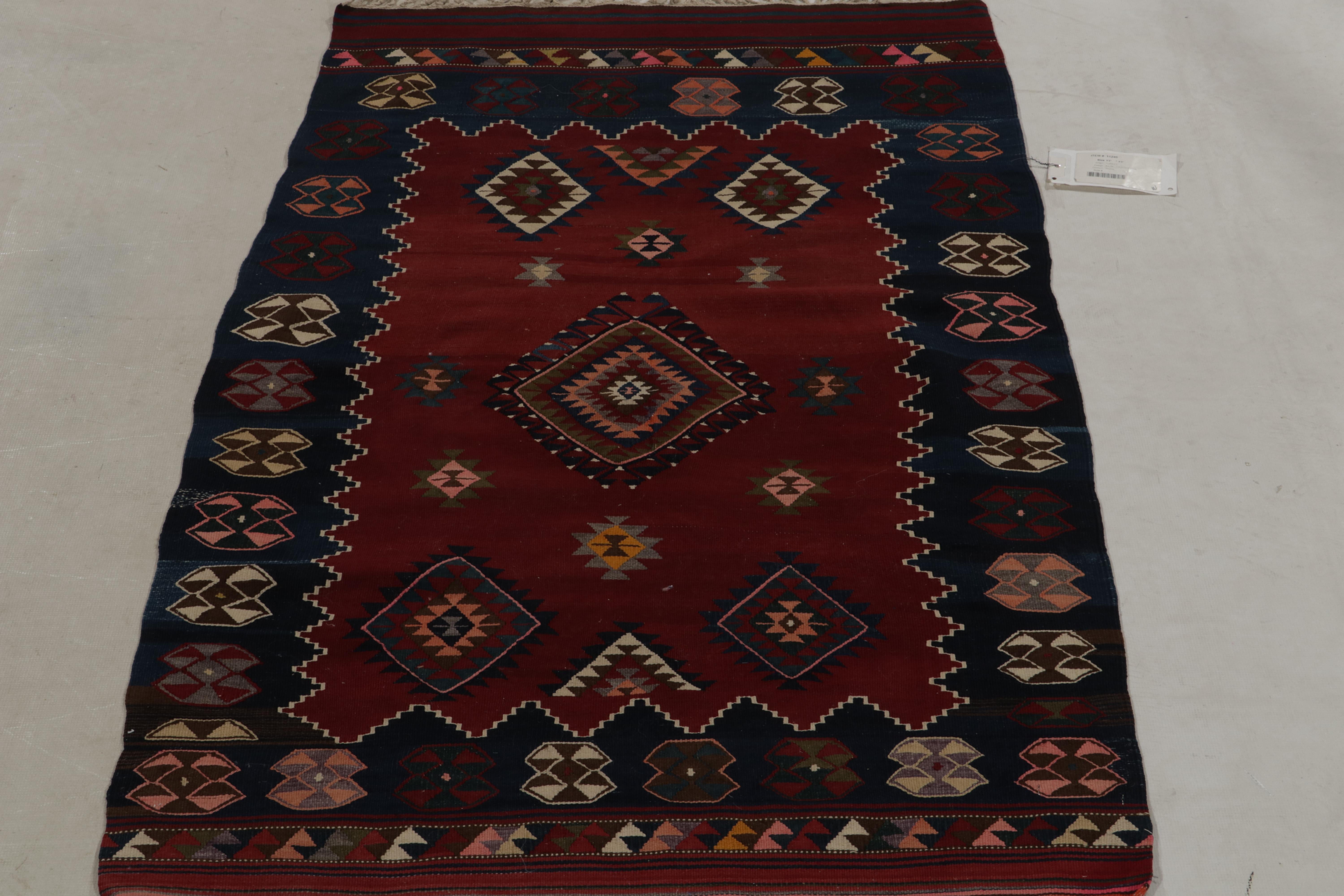 Turc Tapis Kilim tribal ancien à motifs rouges, bleus et colorés par Rug & Kilim en vente