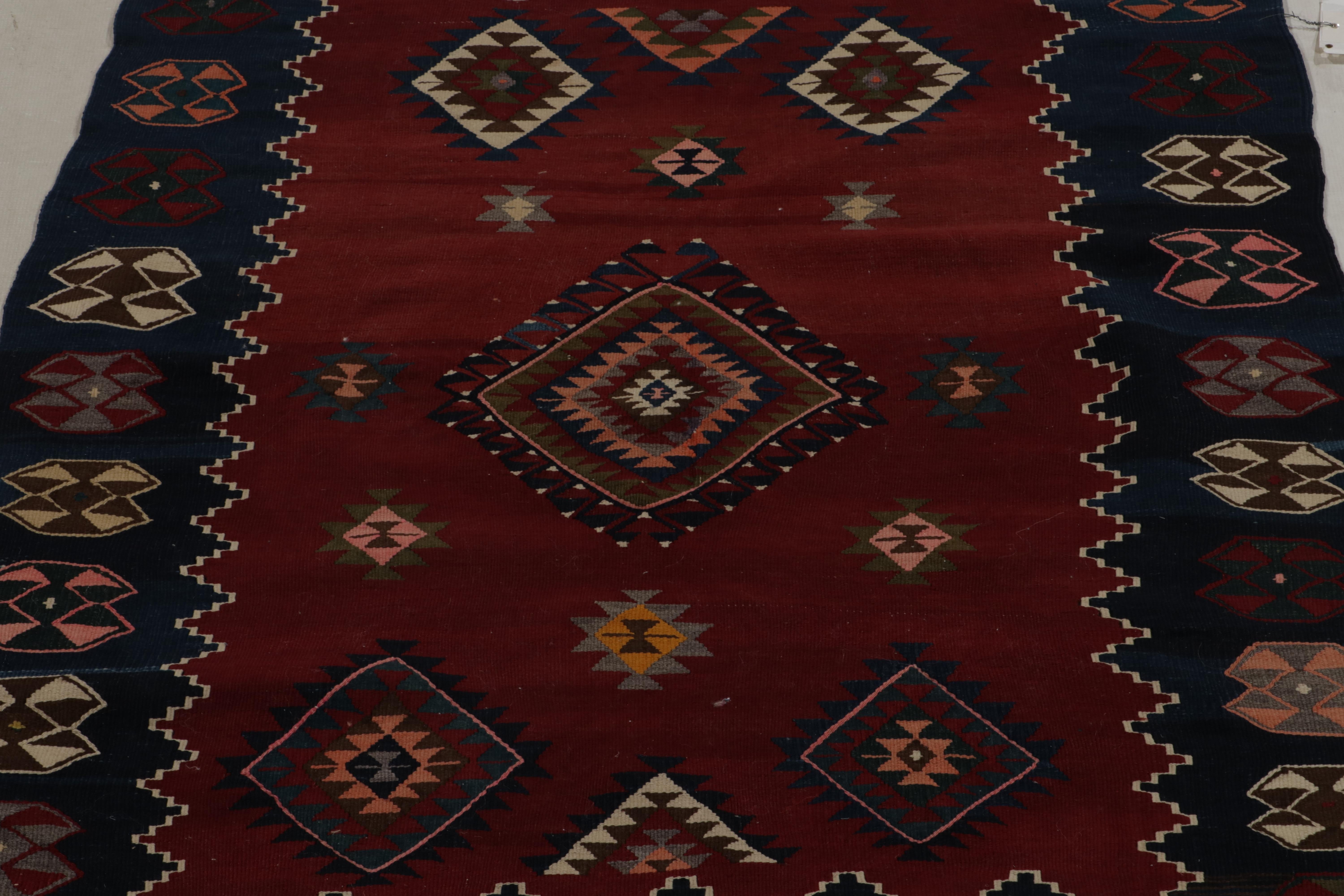 Noué à la main Tapis Kilim tribal ancien à motifs rouges, bleus et colorés par Rug & Kilim en vente