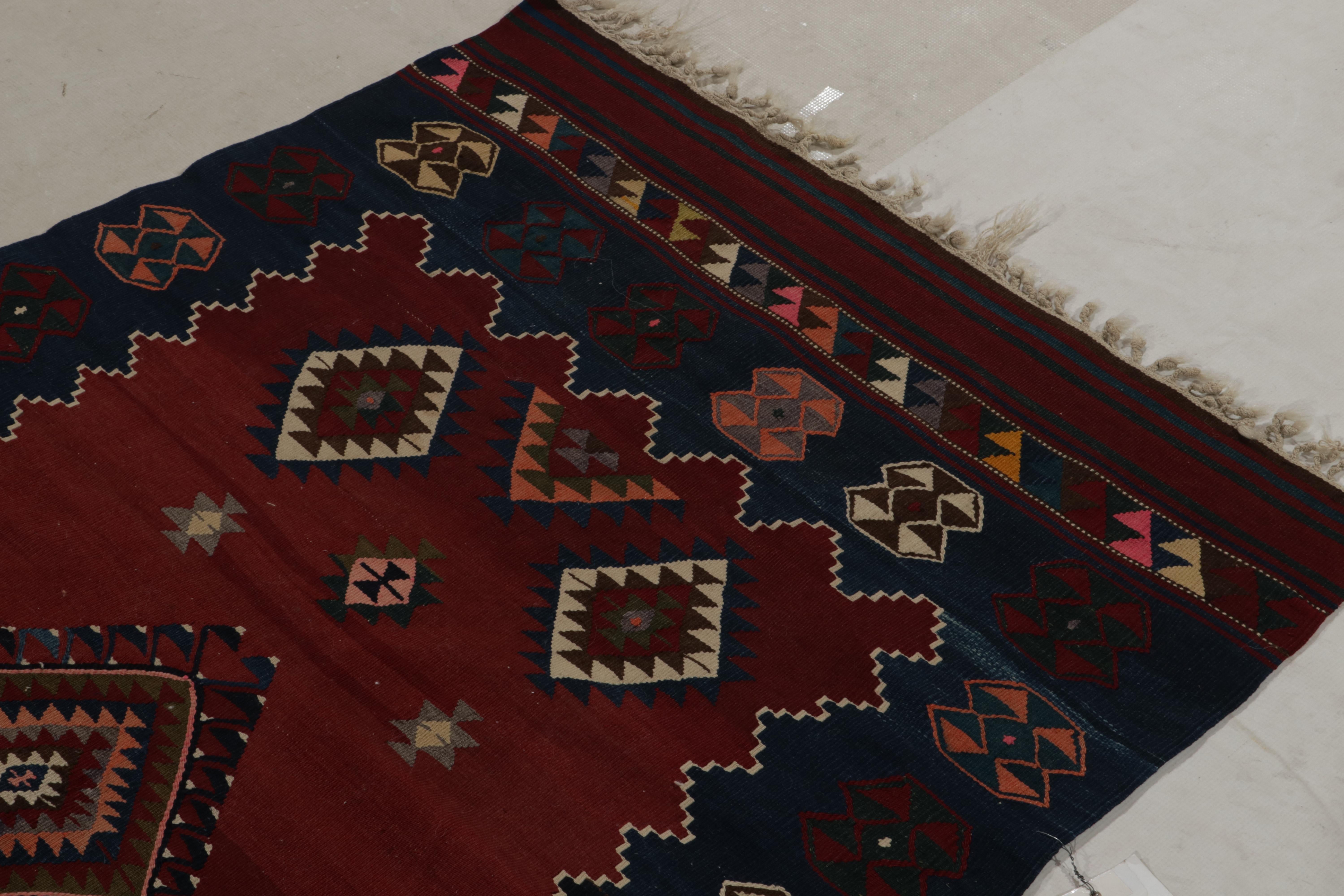 Tapis Kilim tribal ancien à motifs rouges, bleus et colorés par Rug & Kilim Bon état - En vente à Long Island City, NY