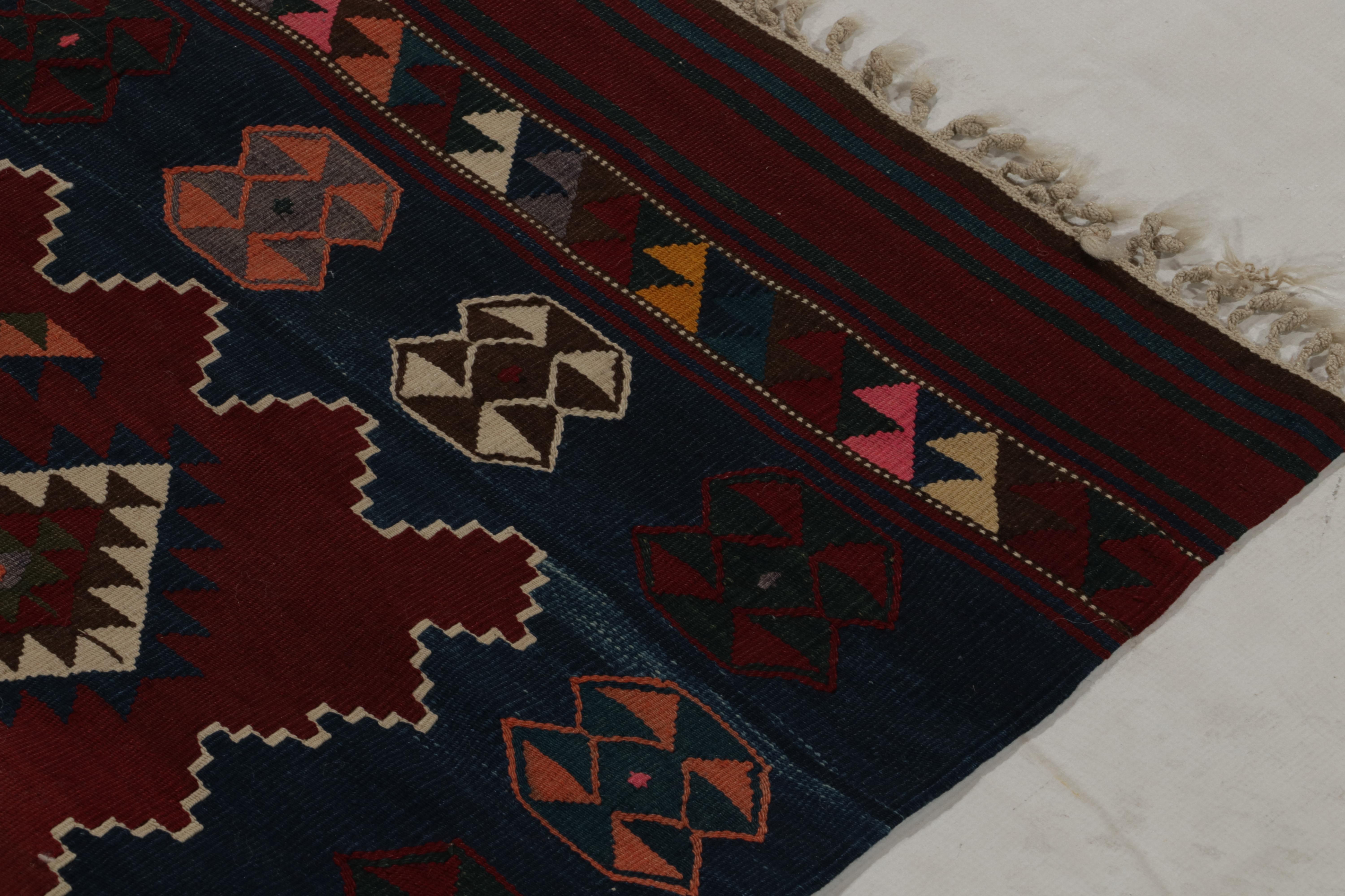 Milieu du XXe siècle Tapis Kilim tribal ancien à motifs rouges, bleus et colorés par Rug & Kilim en vente