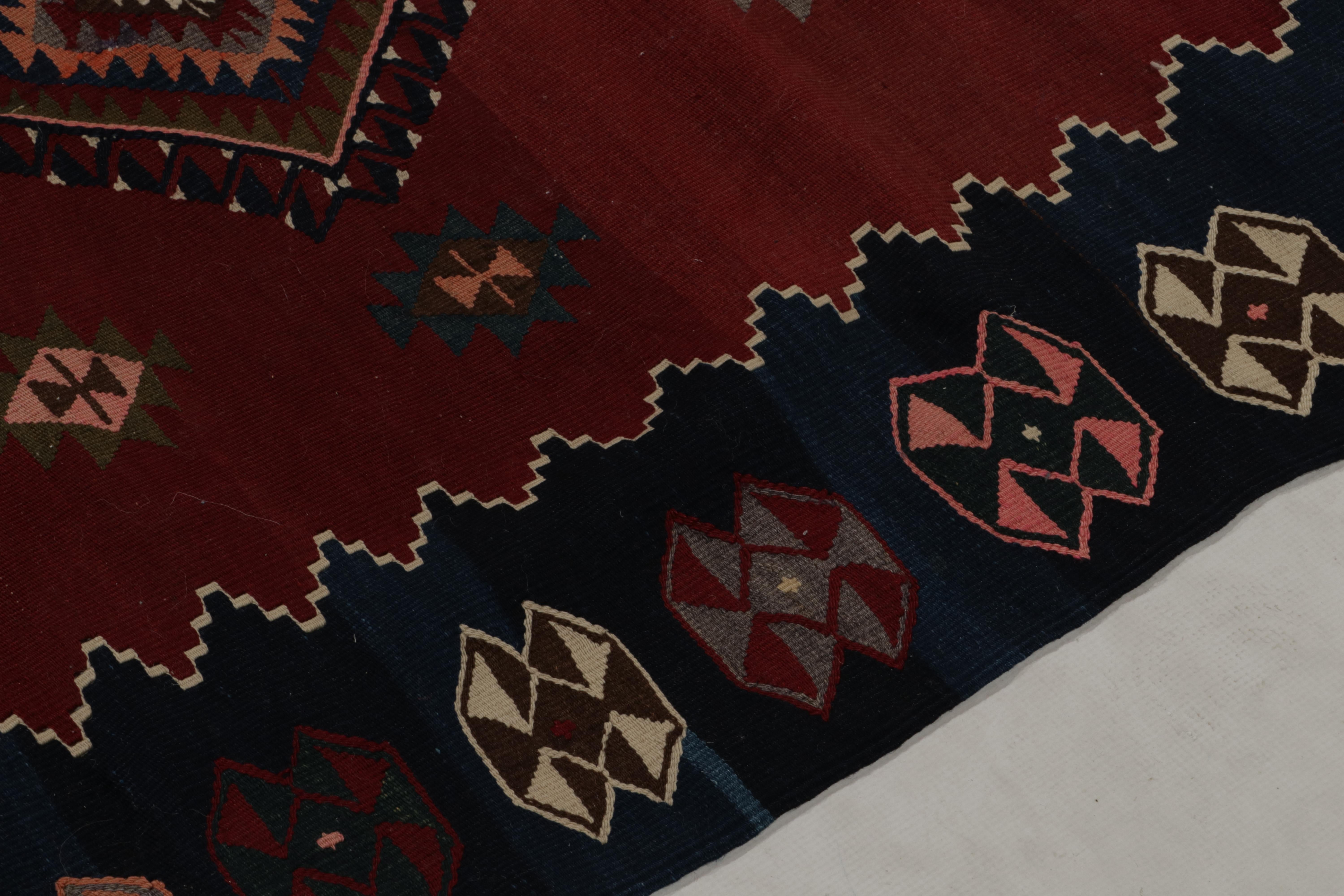 Laine Tapis Kilim tribal ancien à motifs rouges, bleus et colorés par Rug & Kilim en vente