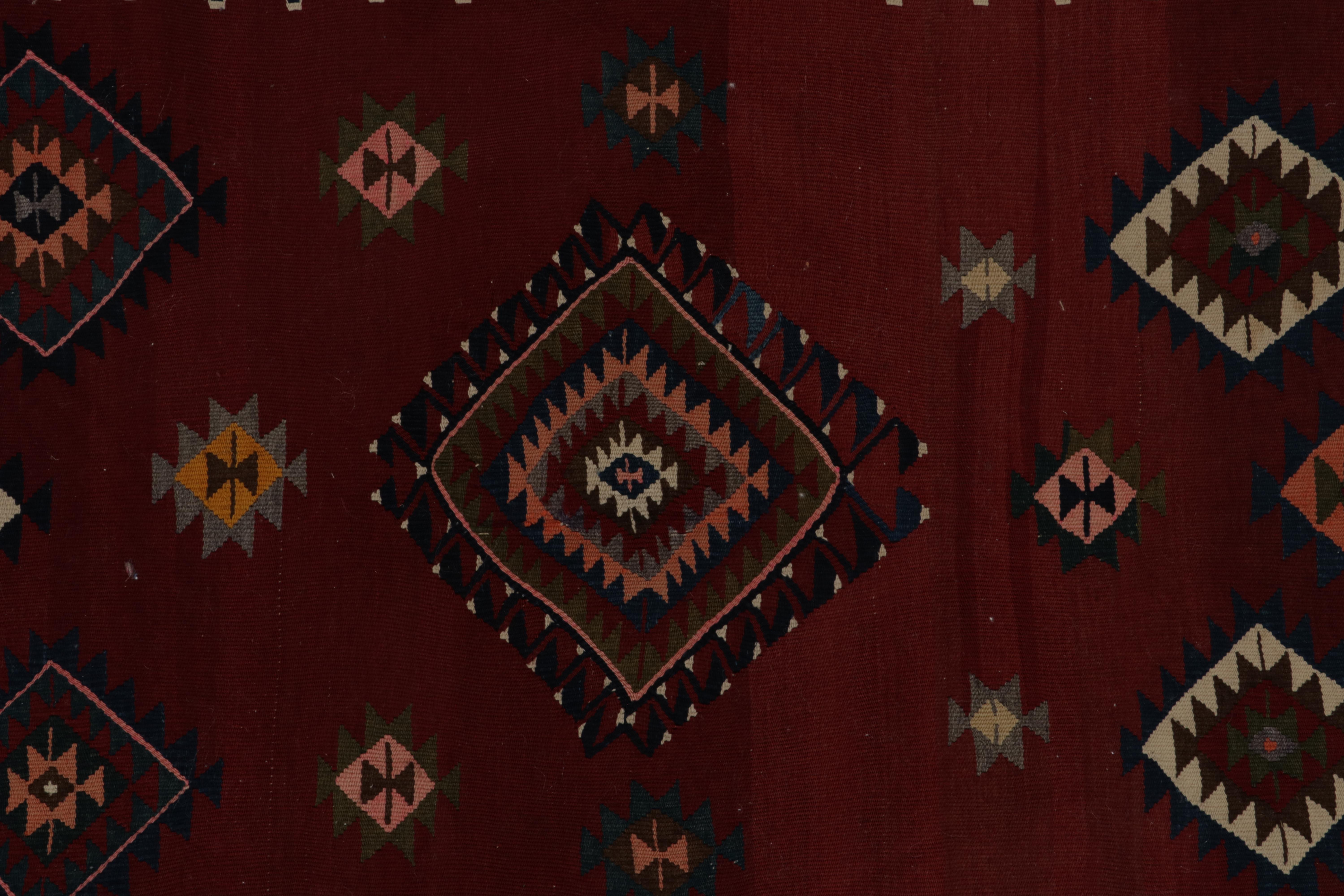 Tapis Kilim tribal ancien à motifs rouges, bleus et colorés par Rug & Kilim en vente 1