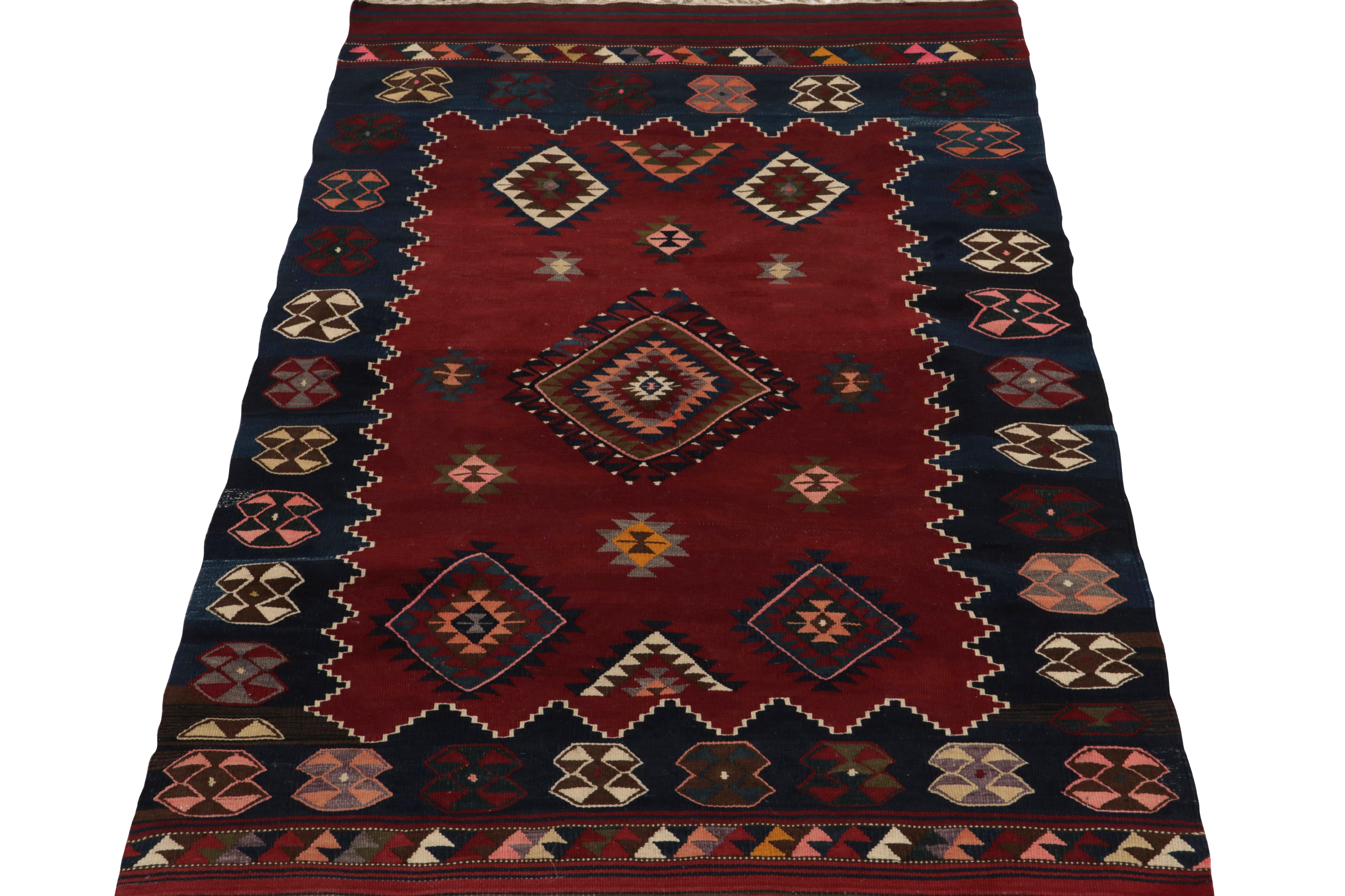 Antiker Stammes-Kelim-Teppich in Rot und Blau mit buntem Muster von Teppich & Kelim (Stammeskunst) im Angebot