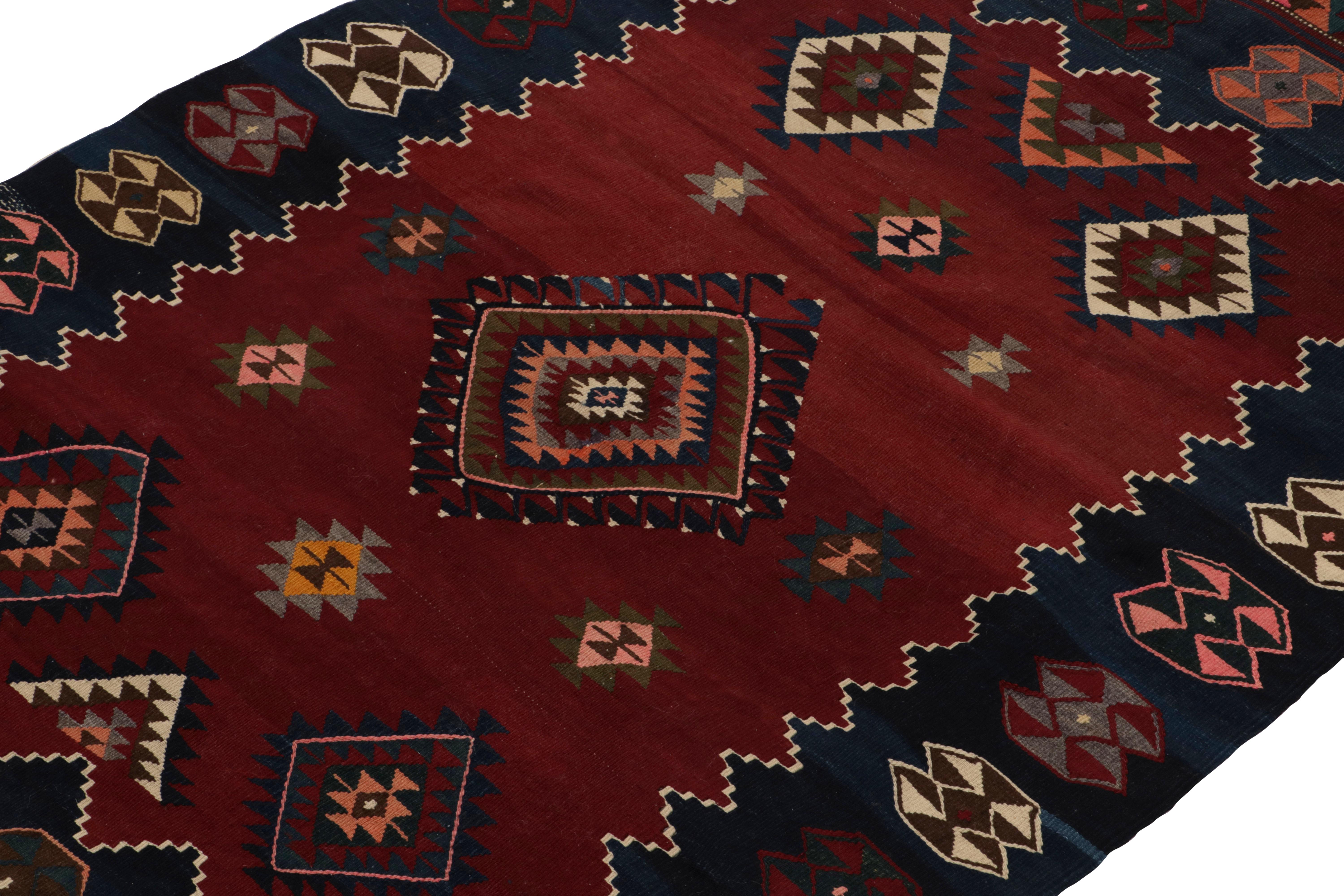 Antiker Stammes-Kelim-Teppich in Rot und Blau mit buntem Muster von Teppich & Kelim (Türkisch) im Angebot