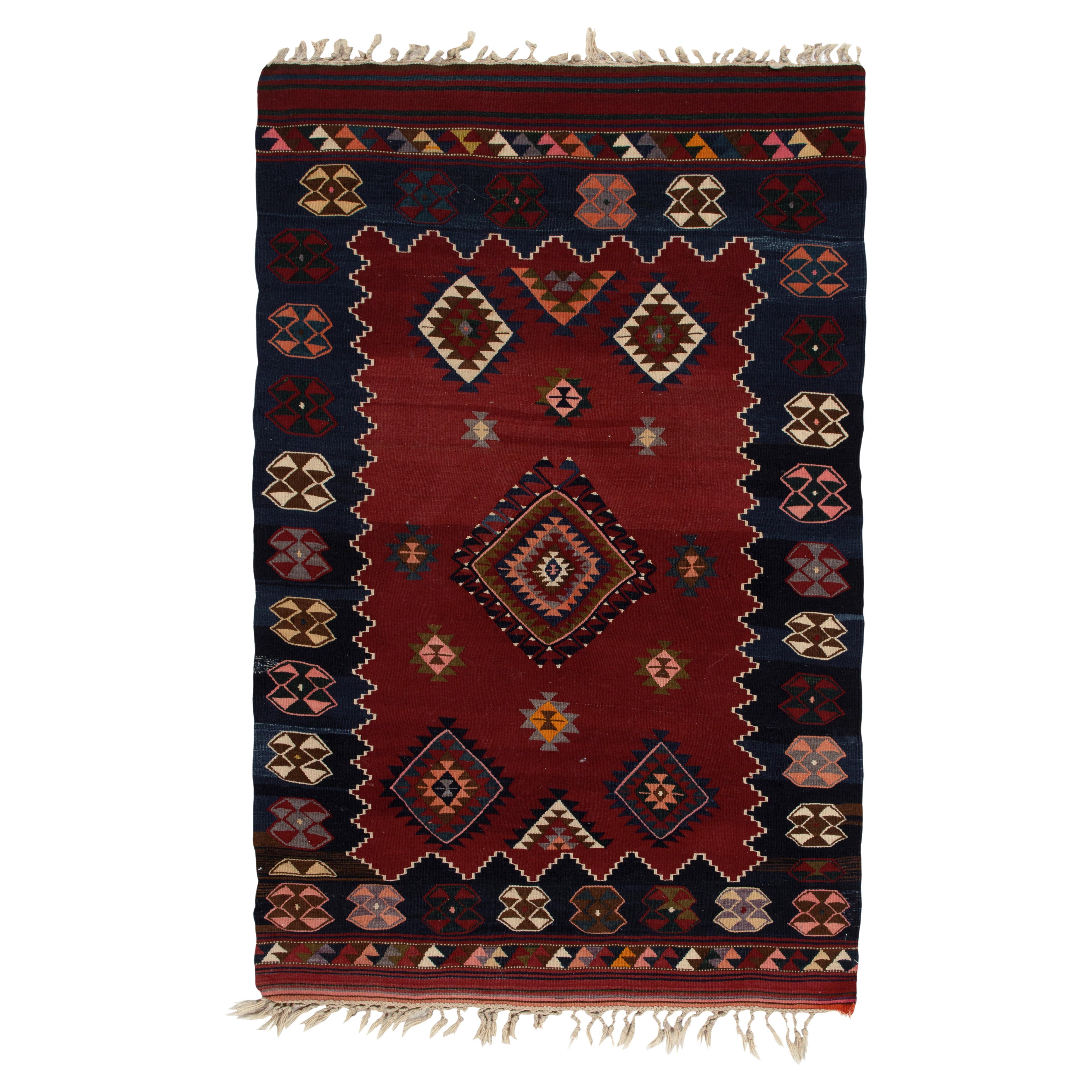 Tapis Kilim tribal ancien à motifs rouges, bleus et colorés par Rug & Kilim