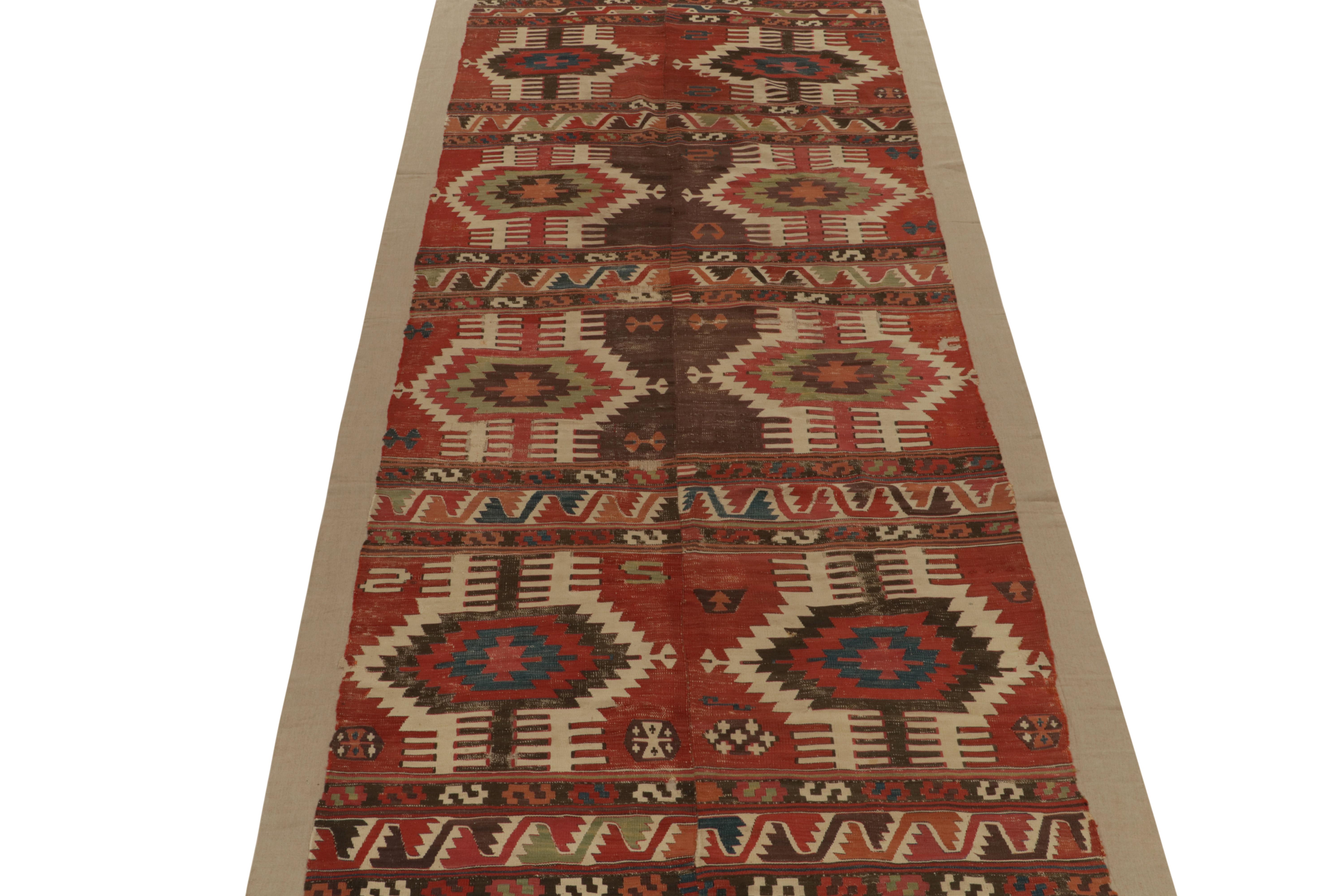 Antiker Stammes-Kelim-Teppich mit rotem, beigem und braunem geometrischem Muster von Teppich & Kelim (Stammeskunst) im Angebot