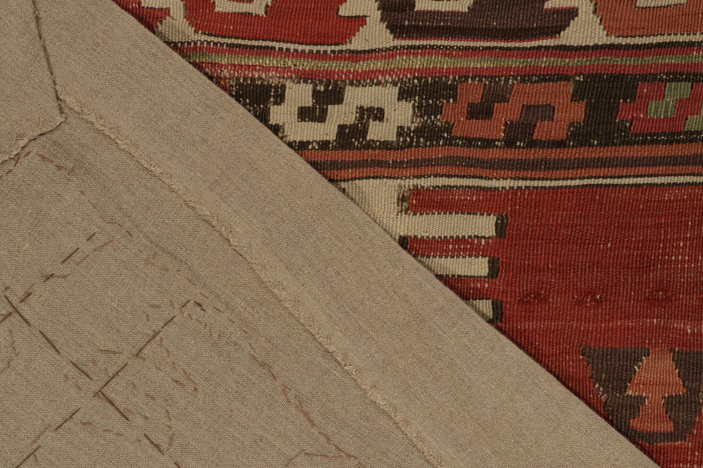 Antiker Stammes-Kelim-Teppich mit rotem, beigem und braunem geometrischem Muster von Teppich & Kelim im Zustand „Gut“ im Angebot in Long Island City, NY