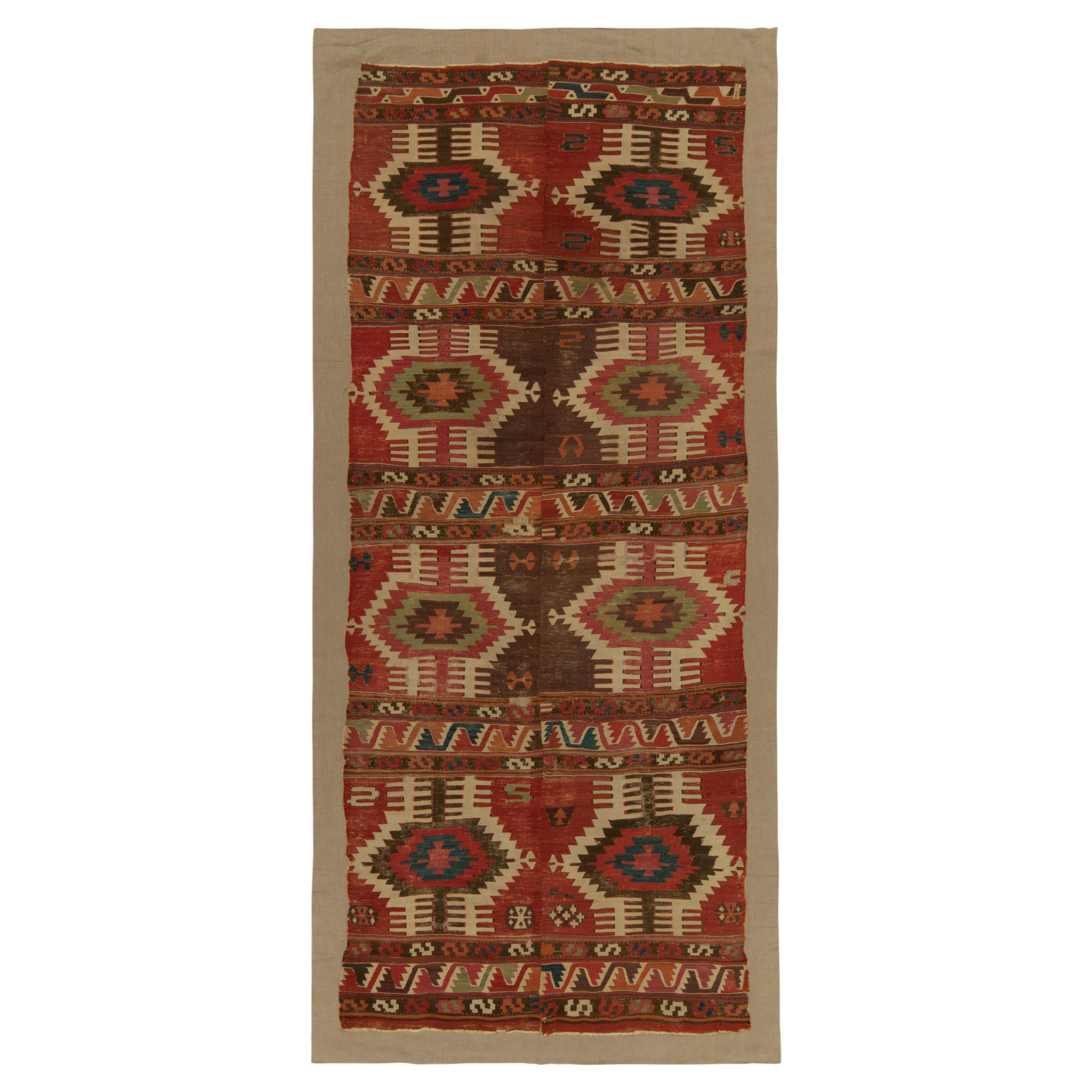 Tapis Kilim tribal ancien à motif géométrique rouge, beige et marron par Rug & Kilim