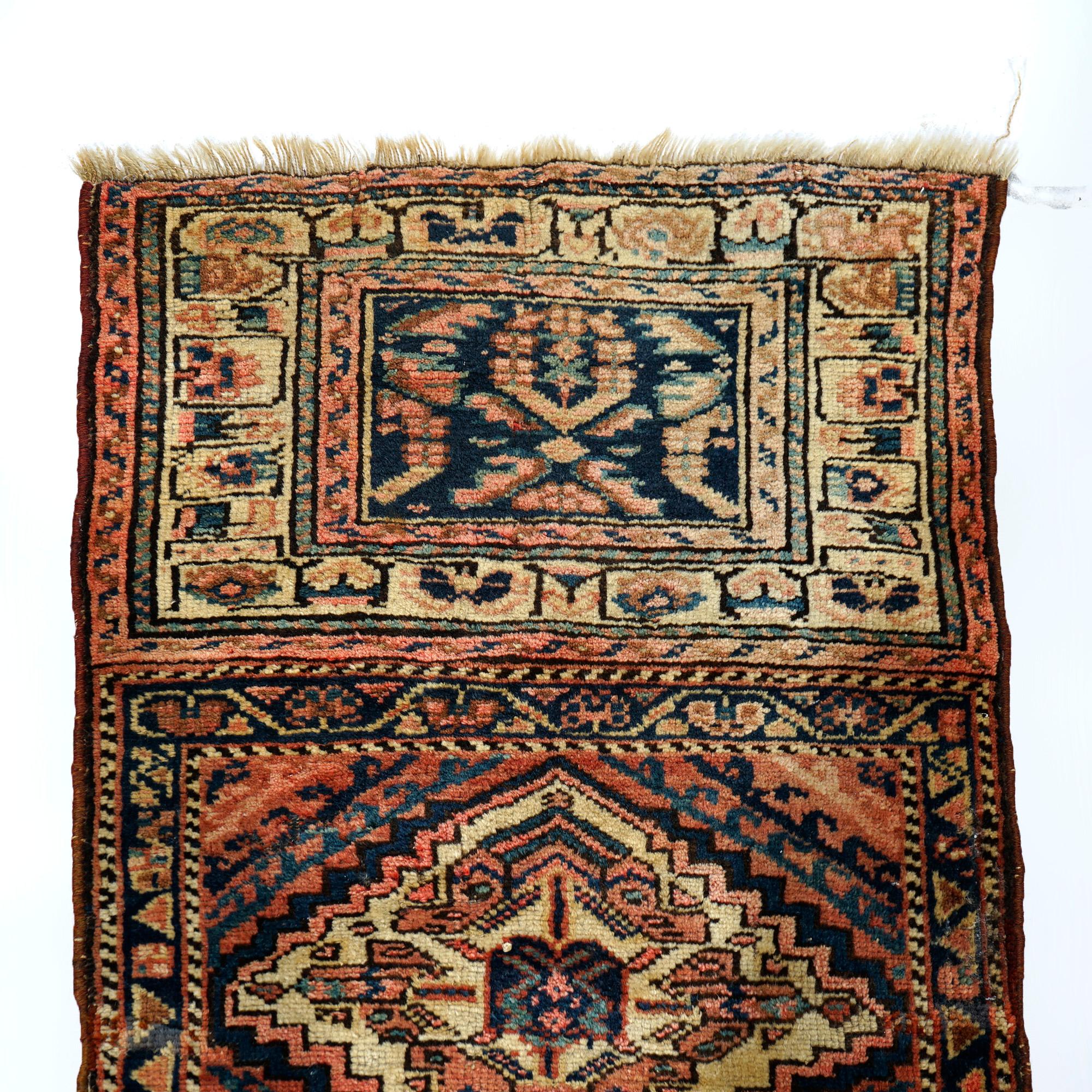 Un antique tapis de sampler tribal kurde offre une construction en laine avec deux panneaux, chacun ayant un design géométrique, c1920.

Mesures- 33.5'' x 24.5'' 

Note sur le catalogue : Demandez les TARIFS DE LIVRAISON RÉDUITS disponibles pour la