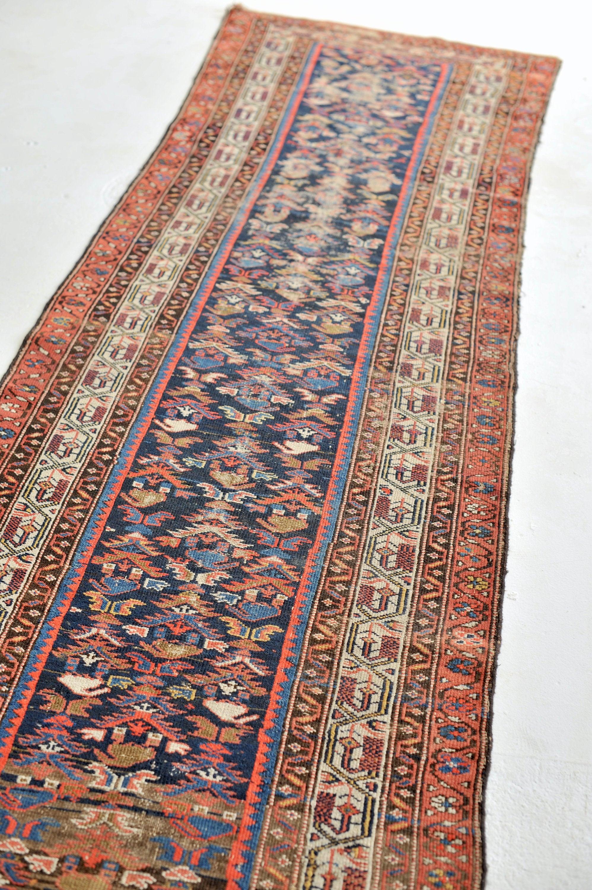 Magnifique chemin de table antique tribal Malayer  Un chemin de table antique vraiment beau, sophistiqué et plein d'âme

A propos : Un Brilliante antique runner affichant l'intersection de la sophistication et de la conception naïve de tapis nomade.