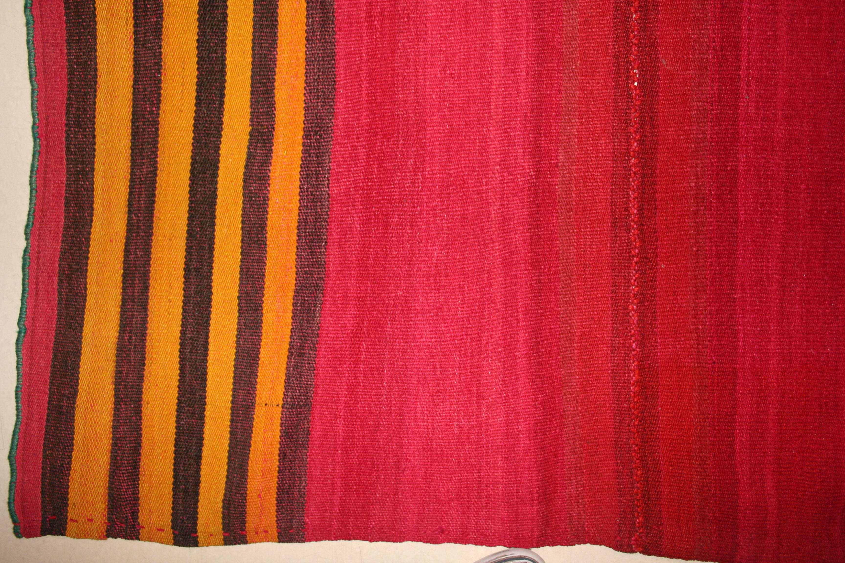 Antiker Stammes-Minimalistischer Jajim Kilim Teppich (Stammeskunst) im Angebot